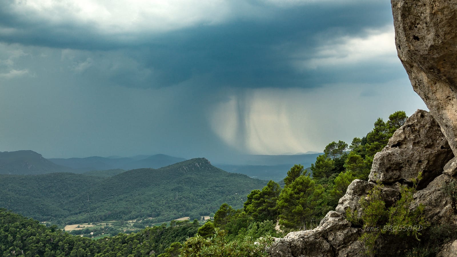 Journée très orageuse dans le Var, photo prise depuis la montagne de la Loube montrant une averse  très localisé confronté à un pied de forte pluie ! le titre fait allusion à une pub de gel douche , qui sait s'ils l'ont vraiment fait la bas ^^ - 03/08/2018 19:00 - Janis Brossard