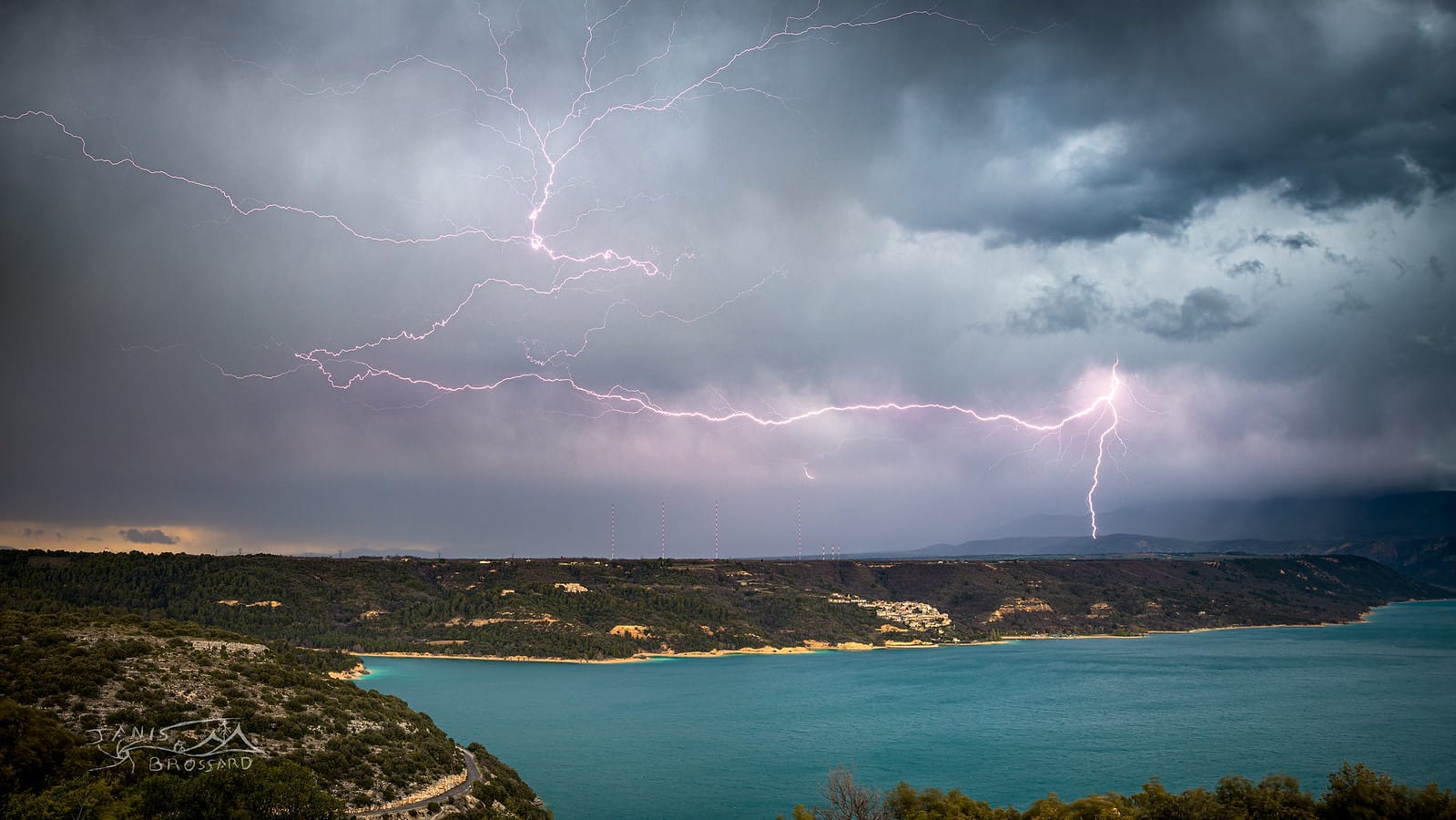 La saison orageuse dans le sud Est de la France commence tôt cette année , des conditions identiques à celles observées normalement dès la mi-Mai !
En premier plan le lac de Sainte-Croix et en second le plateau de Valensole - 03/04/2021 19:30 - Janis BROSSARD