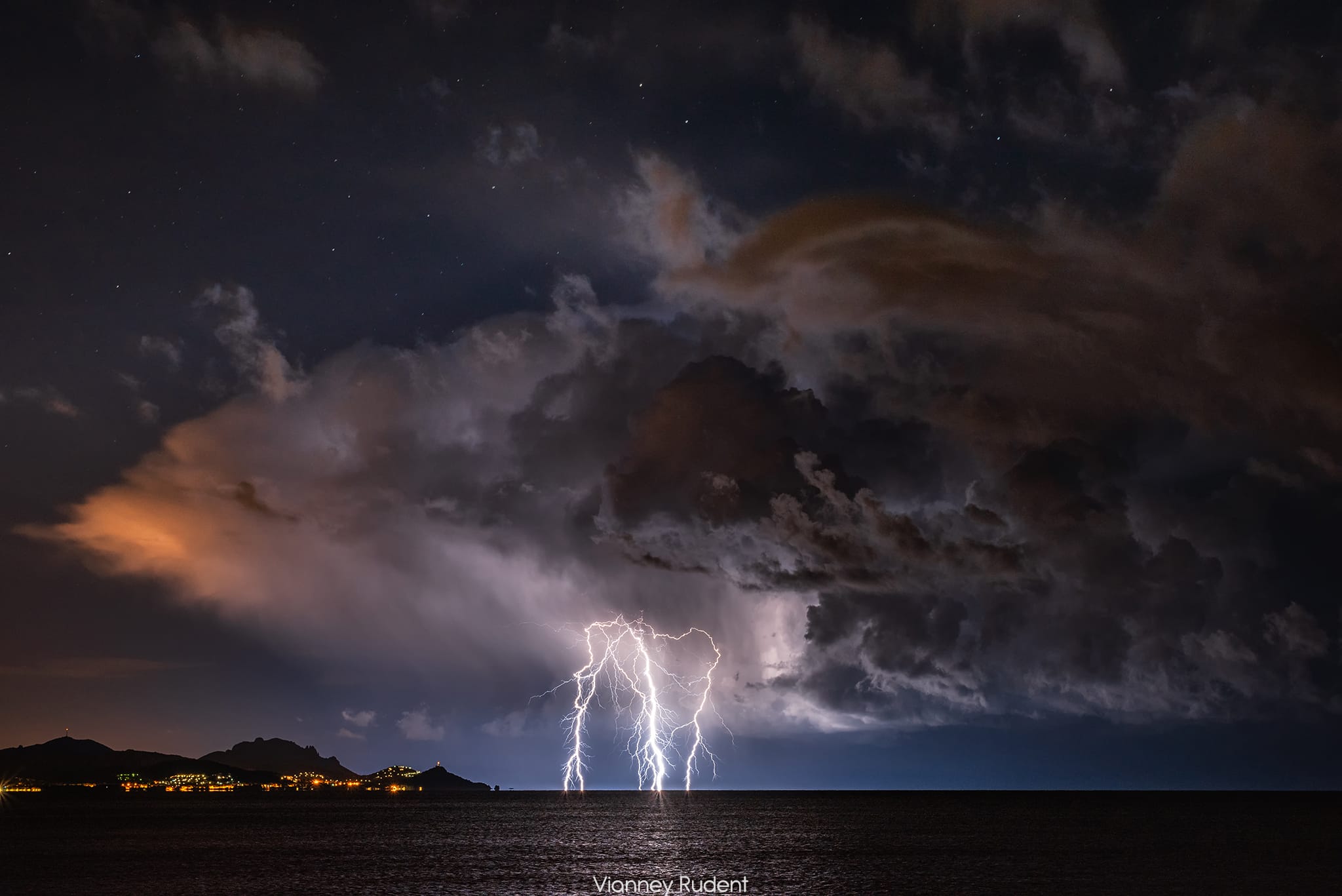 Orage de masse d'air froid au large de Cannes - 03/12/2021 01:50 - Vianney Rudent