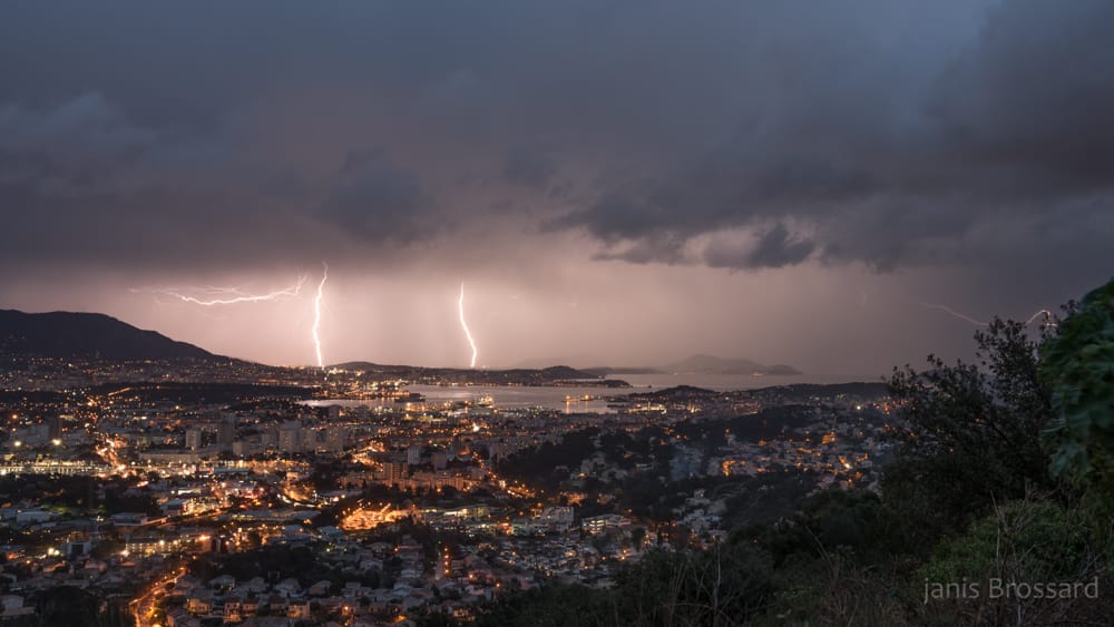 Après une fin de mois de janvier électrique, le mois de février commence sur les chapeaux de roue avec un orage assez fort qui aura concerné le sud du Var. Photo prise depuis Six-Fours les plages avec vue sur Toulon. - 03/02/2017 19:09 - Janis BROSSARD