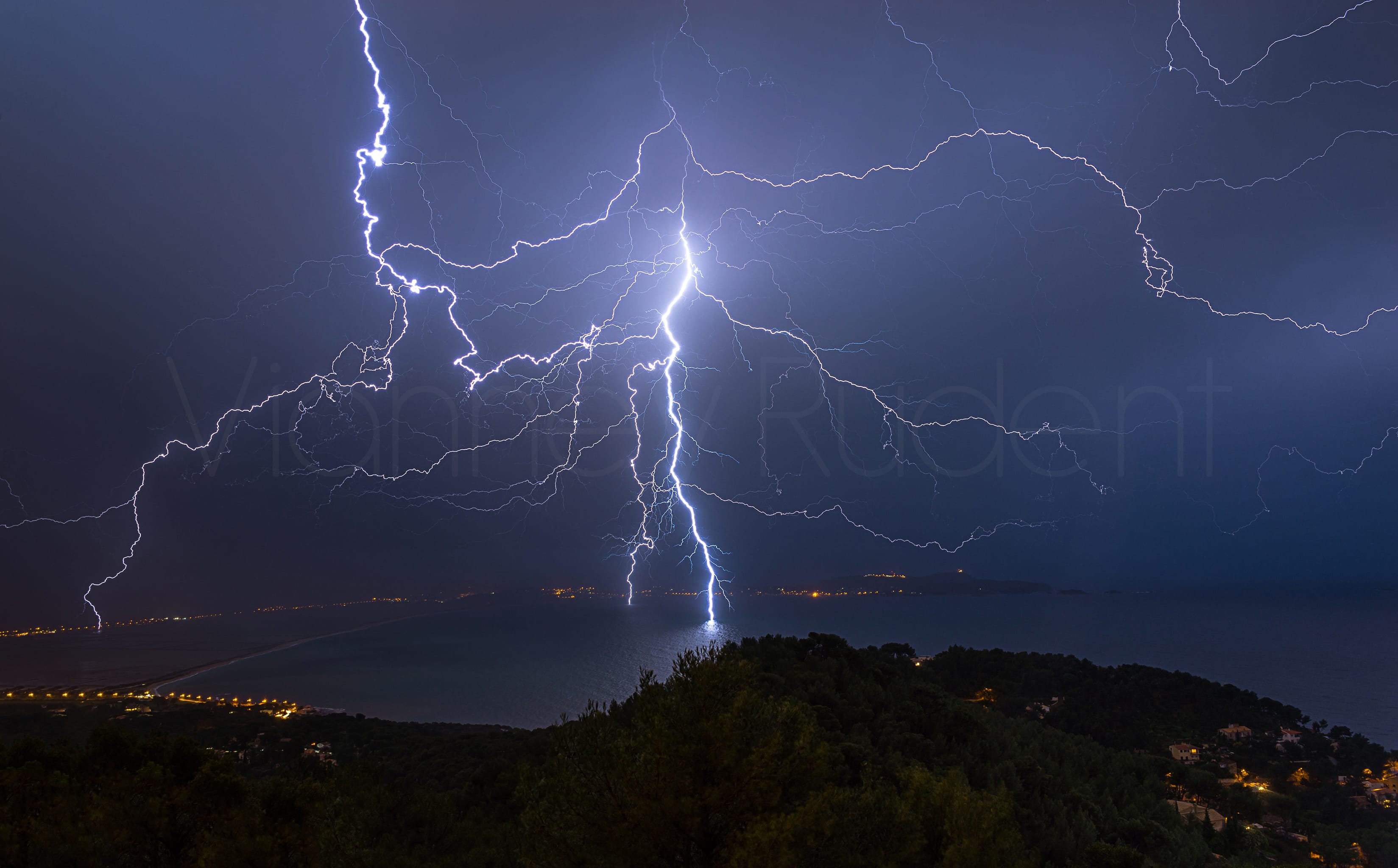 Triple impact fracassant lors d'un orage bref mais violent le 3 fevrier dernier, dans la rade de Hyères (83).
Exifs: 20s, iso50 et f14! - 03/02/2017 18:19 - Vianney Rudent