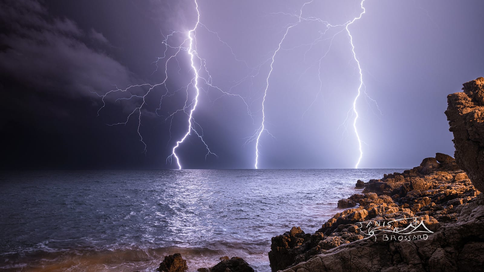 À nouveau de l'agitation dans le sud-est en ce qui concerne les orages, une ligne en constante régénération frôlera le littoral de la Côte d'Azur toute la nuit, et offrira de temps à autre de spectaculaires impacts ramifiés depuis notre point de vue à Antibes :) - 03/11/2019 05:25 - janis brossard