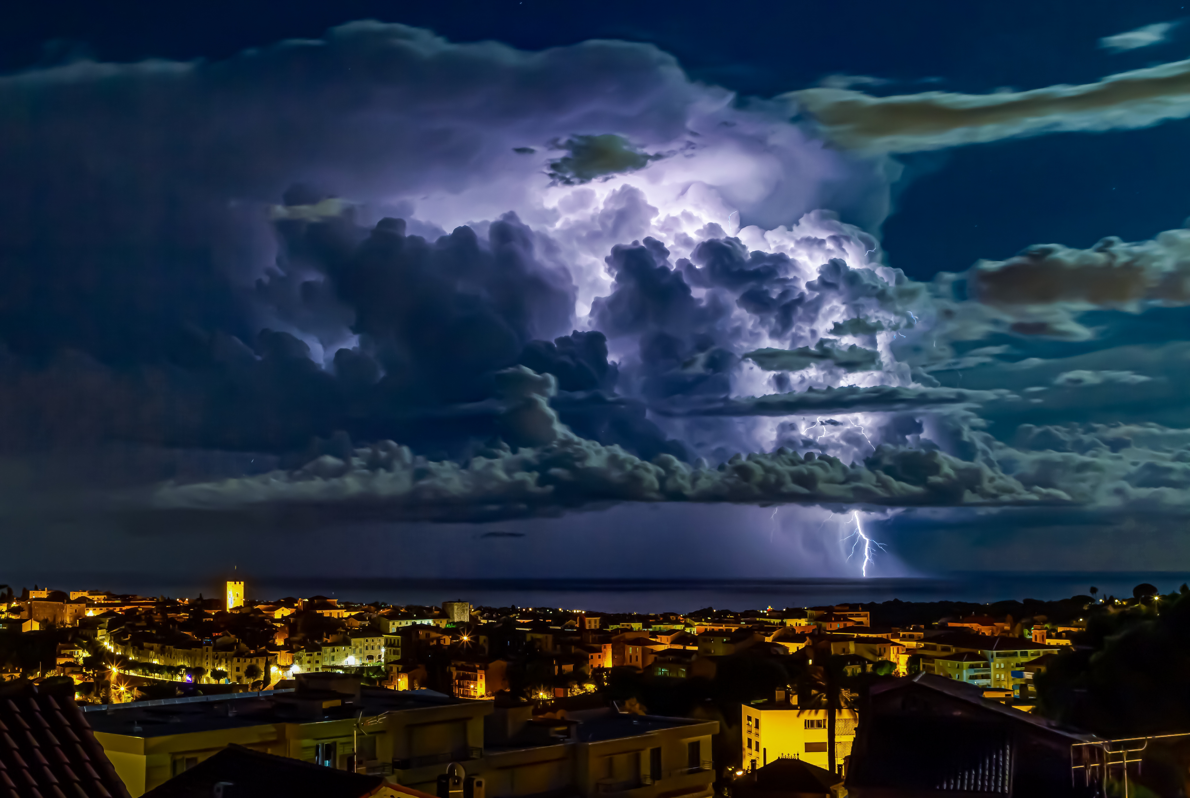 Gros orage au large sur la mer avec Vence en premier plan - 04/08/2020 00:00 - Sylvain Reybaut