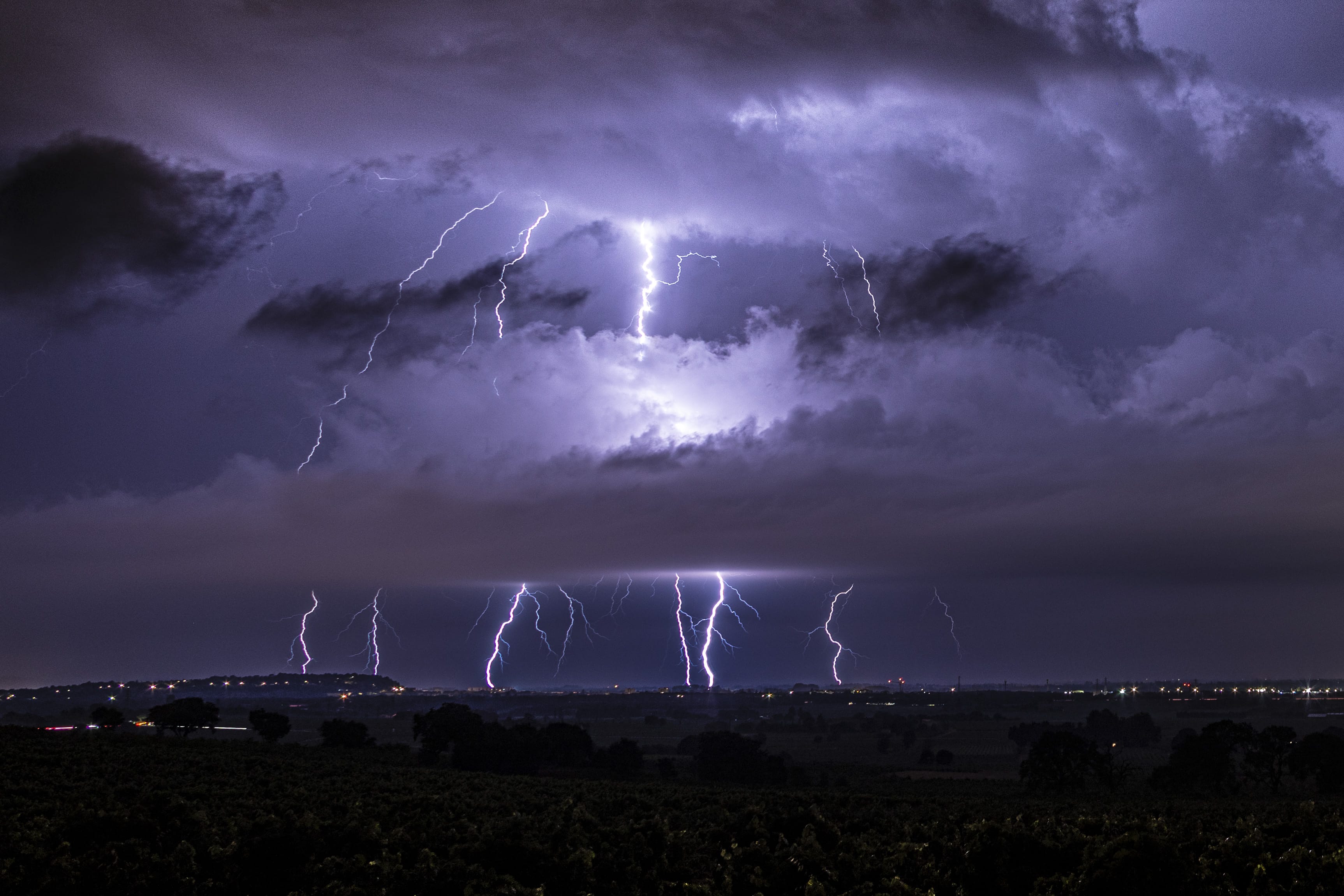 orages sur la limite Vaucluse  Gard  cliché pris dans le vignoble  de Châteauneuf du pape - 04/08/2021 02:04 - jean christophe aubert