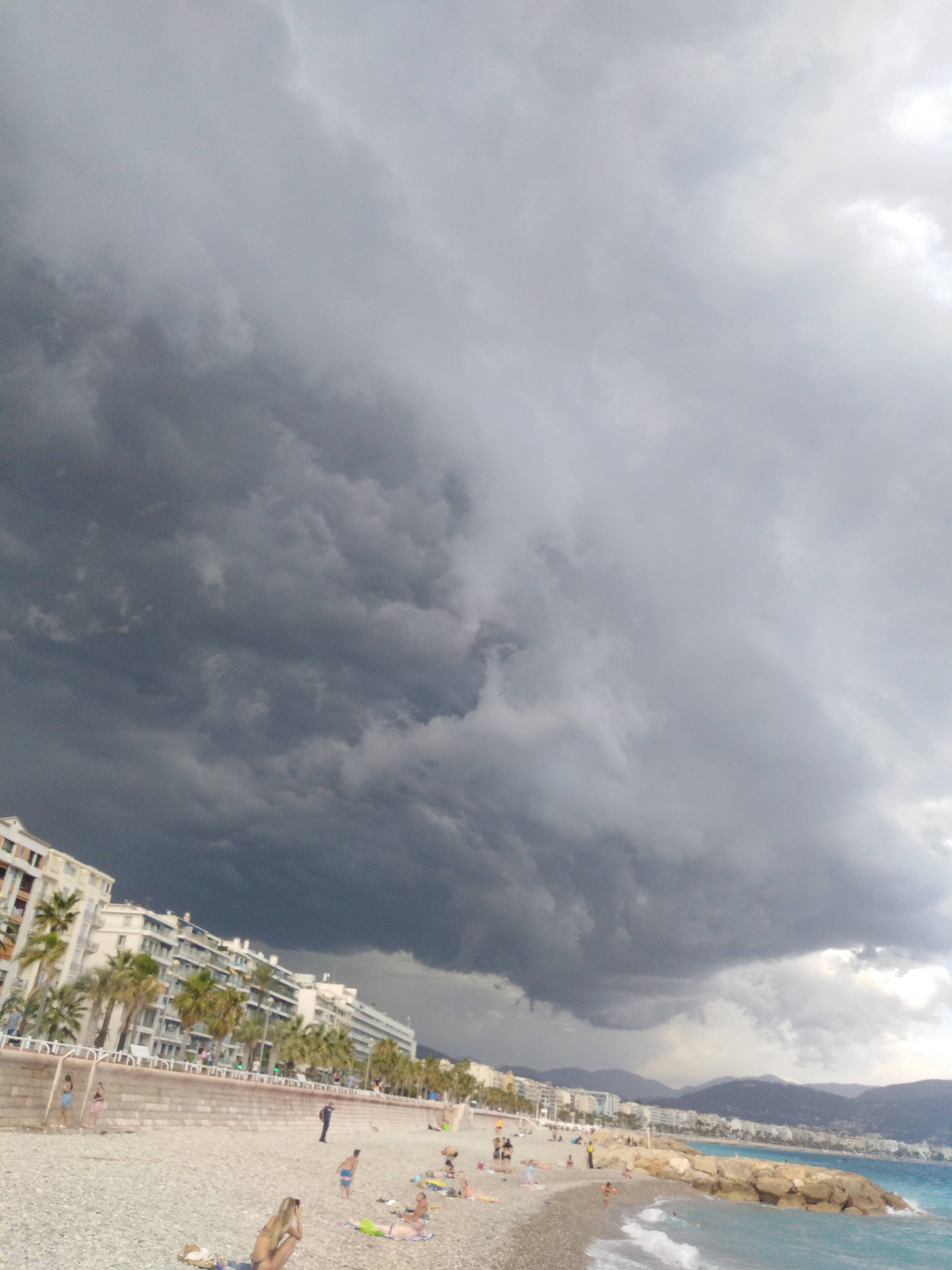 L'orage débarque sur la Promenade des anglais - 04/08/2023 15:10 - Olivier Carbonnier