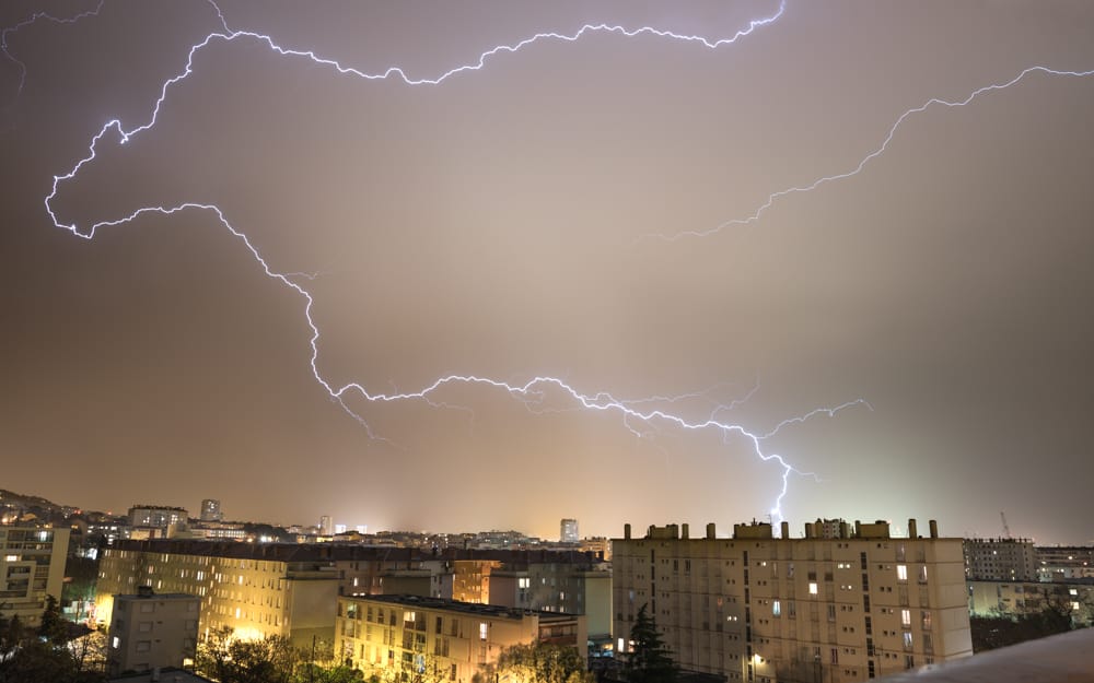 Apres la tempête d'Est de la nuit passée,  une cellule orageuse lâchera deux éclairs sur Toulon la soirée suivante . - 04/03/2017 20:00 - Janis BROSSARD