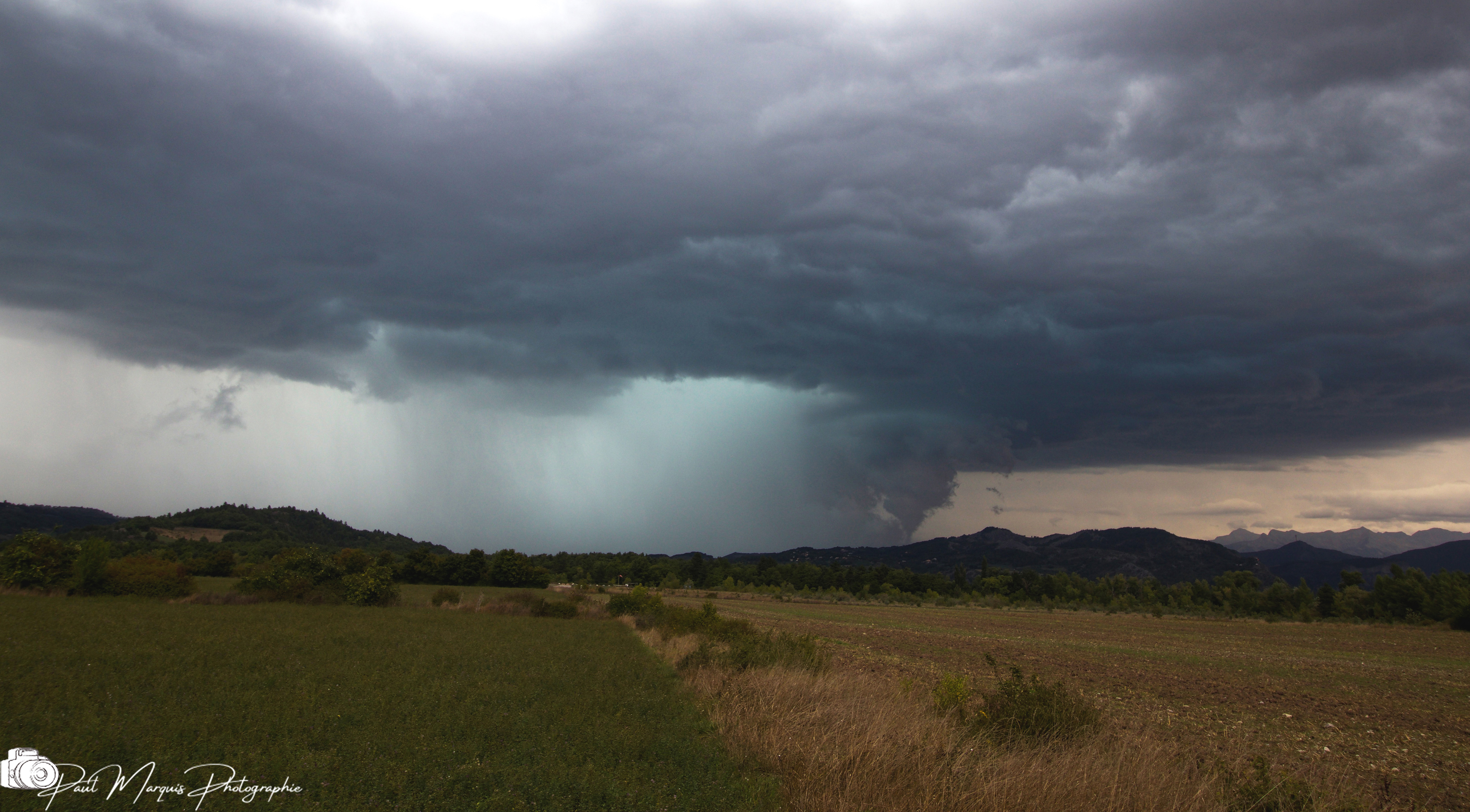 Bonjour,

En chasse à l'orage ce jeudi après-midi dans le Gapençais (05), j'ai pu observer une rotation durant 2 à 3min à l'avant d'une supercellule.

À vous de juger.

Cordialement, - 04/09/2025 18:01 - Paul Marquis