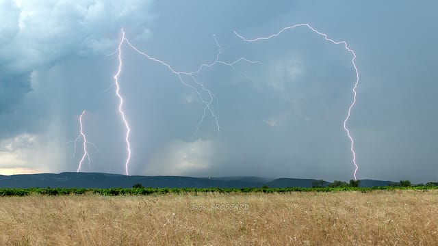 Orage costaud sur Brignoles et ses alentours, au menu il y aura une forte activitée électrique, des impacts souvent ramifiés avec un spaghetti et deux powers flash, ceci est une superposition d'image prise sur une période de 5 mins vers Gareoult - 05/08/2018 19:00 - Janis BROSSARD