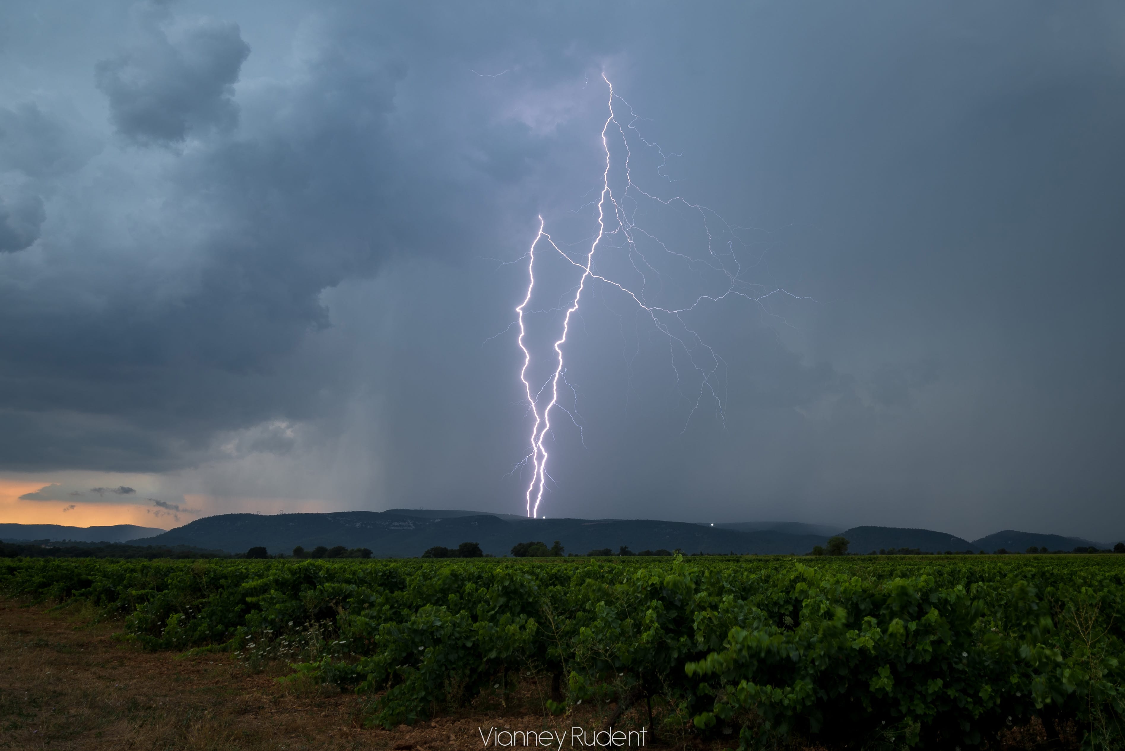 Forts orages de grêle dans le Var en Provence verte, ici près de Gareoult. Double impact avec en bonus deux powerflash - 05/08/2018 17:40 - Vianney Rudent