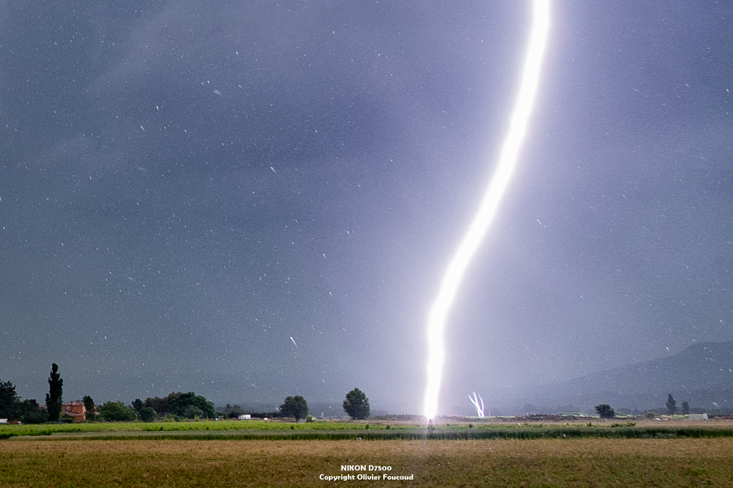 Lundi 05 juin une journée instable de plus dans le grand sud du pays. A la faveur d'une belle convergence des vents et d'une anomalie de fin de journée, un orage explosif aura déferlé sur une grande partie de l'ouest var et de l'est des Bouches-du-Rhône. Nombreuses coups de foudre sur zone mais un plaisir d'avoir pu capturer ce beau positif en fin d'orage près de la ville de Trets (13). Puissants traceurs à proximité de l'impact. - 05/06/2023 19:00 - Olivier FOUCAUD