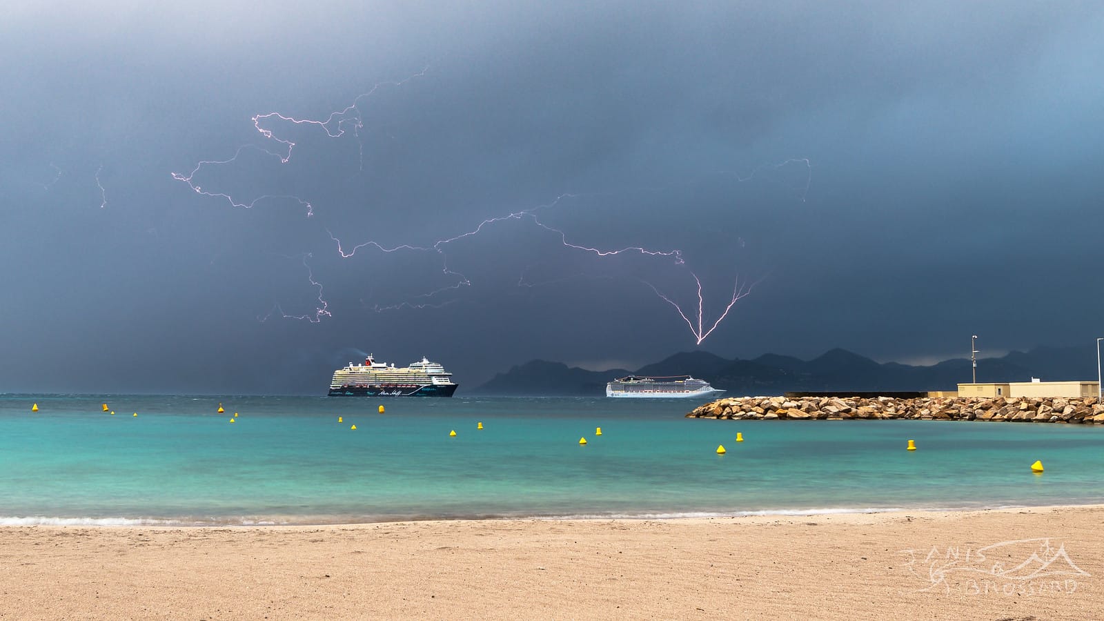 Une nuit qui a été assez électrique particulièrement à l'Est de Nice sans toutefois voir des éclairs extra-nuageux dignes de ce nom, hélas l’amas orageux sera assez diffus en arrivant sur la ville mais ...! en passant par Antibes, une activation soudaine se fera très vite remarquer,
 de ce fait je me posterai sur les plages à Cannes pour savourer le moment =) - 05/05/2019 05:50 - janis Brossard