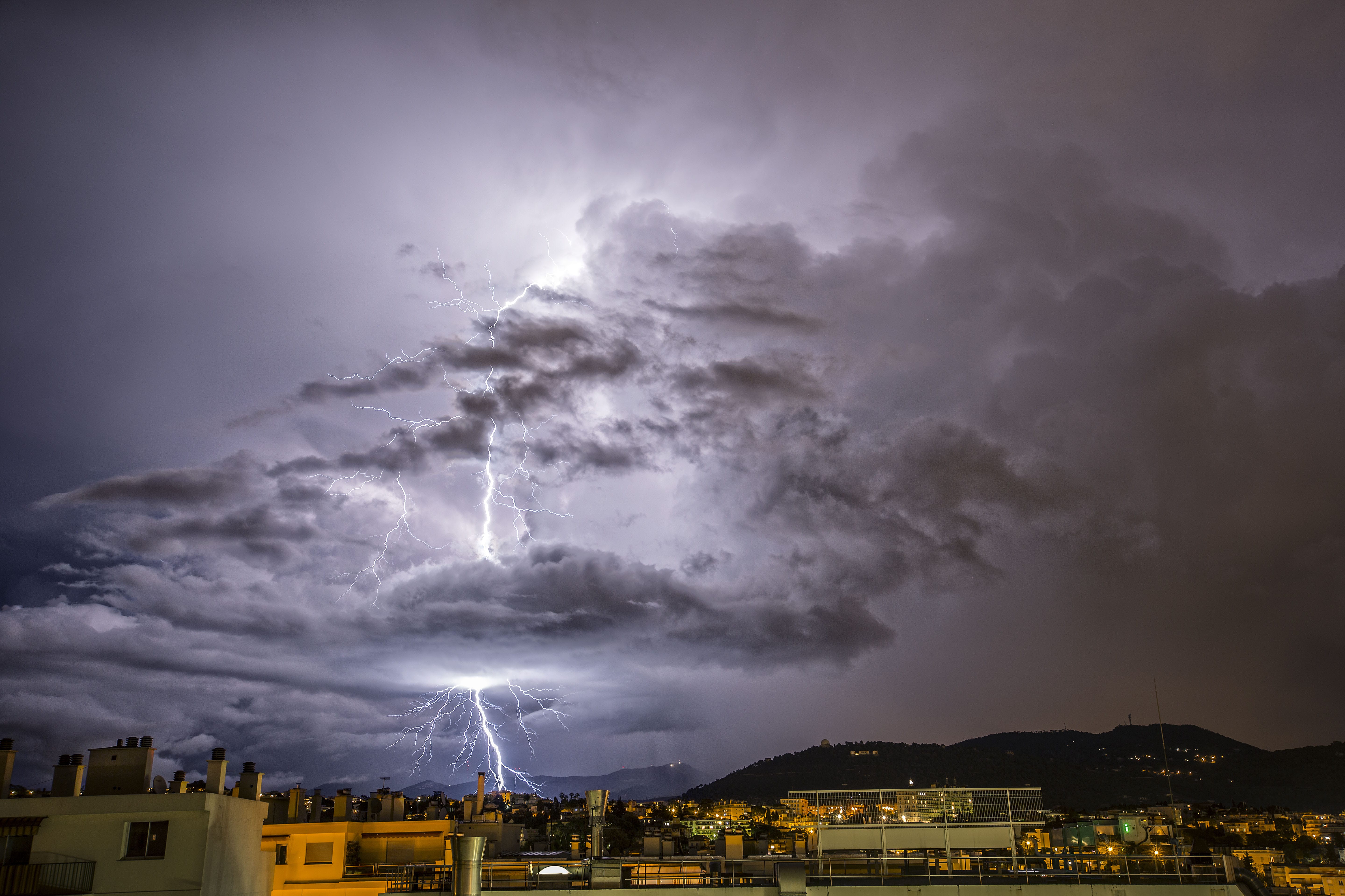 extra-nuageux en direction de la Vallée du Paillon: Photos prise du quartier St Barthélémy à Nice nord. - 05/11/2017 22:30 - Julien MARTHON