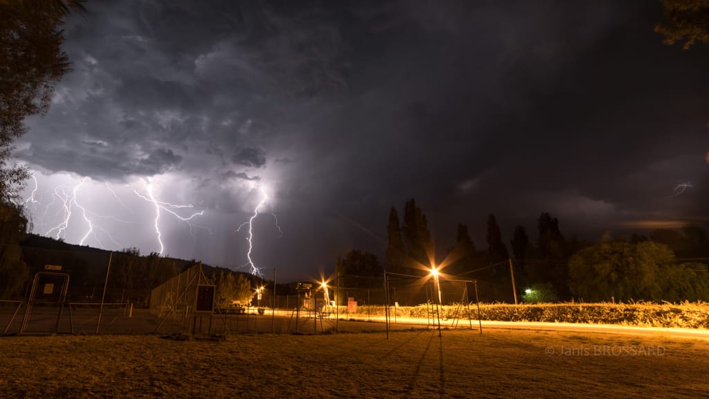 Apres avoir passer la journée au Verdon  avec un soleil écrasant , c'est dans la nuit du 5 au 6 août 2017 qu'on pourra respirer un peu , le prix à payer ? , un orage qui aura sévit vers 3h du matin au Nord de Quinson ( 04) , la photo témoigne bien de l'activité électrique , en moins de 3 mins ( car ici c'est une superposition de 3 photos ) , il y aura un barrage de foudre , en premier plan le camping avec les terrains de tennis. 
je vous propose le lien en HQ : https://flic.kr/p/WebWSu - 06/08/2017 03:00 - Janis BROSSARD