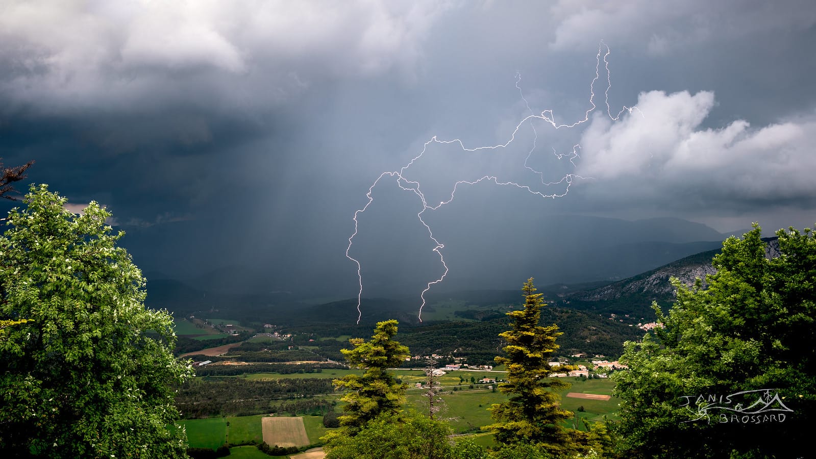 6 juin 2021,

Ambiance orageuse depuis les pentes de la Montagne de Lachens dans le Var.
C'est d'autant plus marquant à titre personnel du fait que quelques heures avant de faire cette photo (superpo de 2 images par ailleurs) , j'étais encore en train de camper à plus de 2850 m d'alt tout en étant entouré de neige et de paysages très escarpés dans les Alpes de haute Provence !! - 06/06/2021 15:30 - Janis BROSSARD