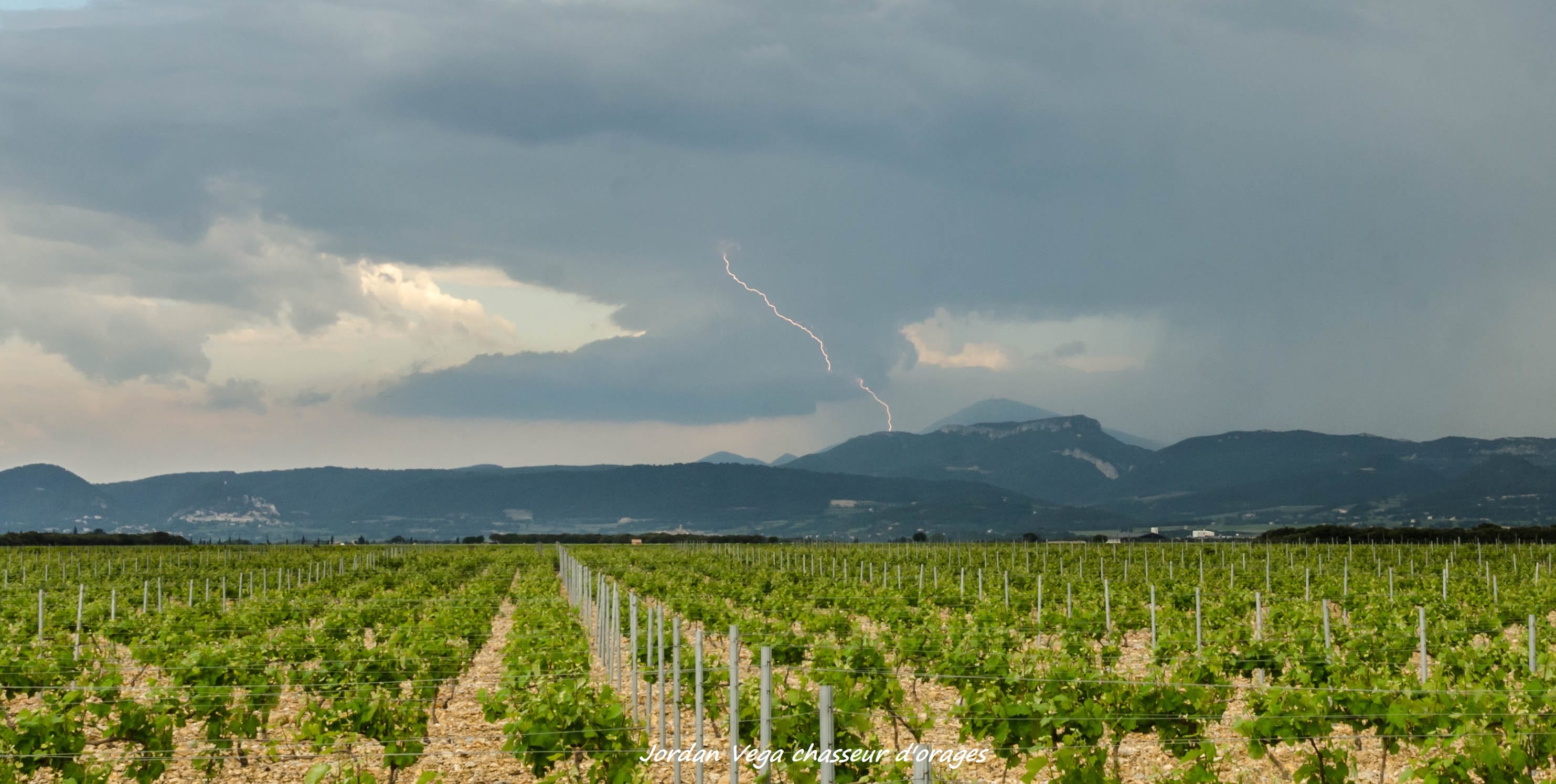 Bonjour bonjour, partit hier vers 15h de Lyon direction le Vaucluse pour voir un peu comment ça se passait , arriver sur place une ligne d'orages traverse le Mont Ventoux et d'un coup bim le néant ... on se dit que normale c'est de l'orographie bon ... une petite bouboulée persiste quand même au radar puis là un nuage mûr se met en place devant nous avec une rotation assez marquée, puis des intra nuageux danse la Macarena dans cette tourelle convective magnifique d'ailleurs ... même un impact qui traverse le méso j'en demandais pas tant - 06/05/2018 17:30 - Jordan Vega