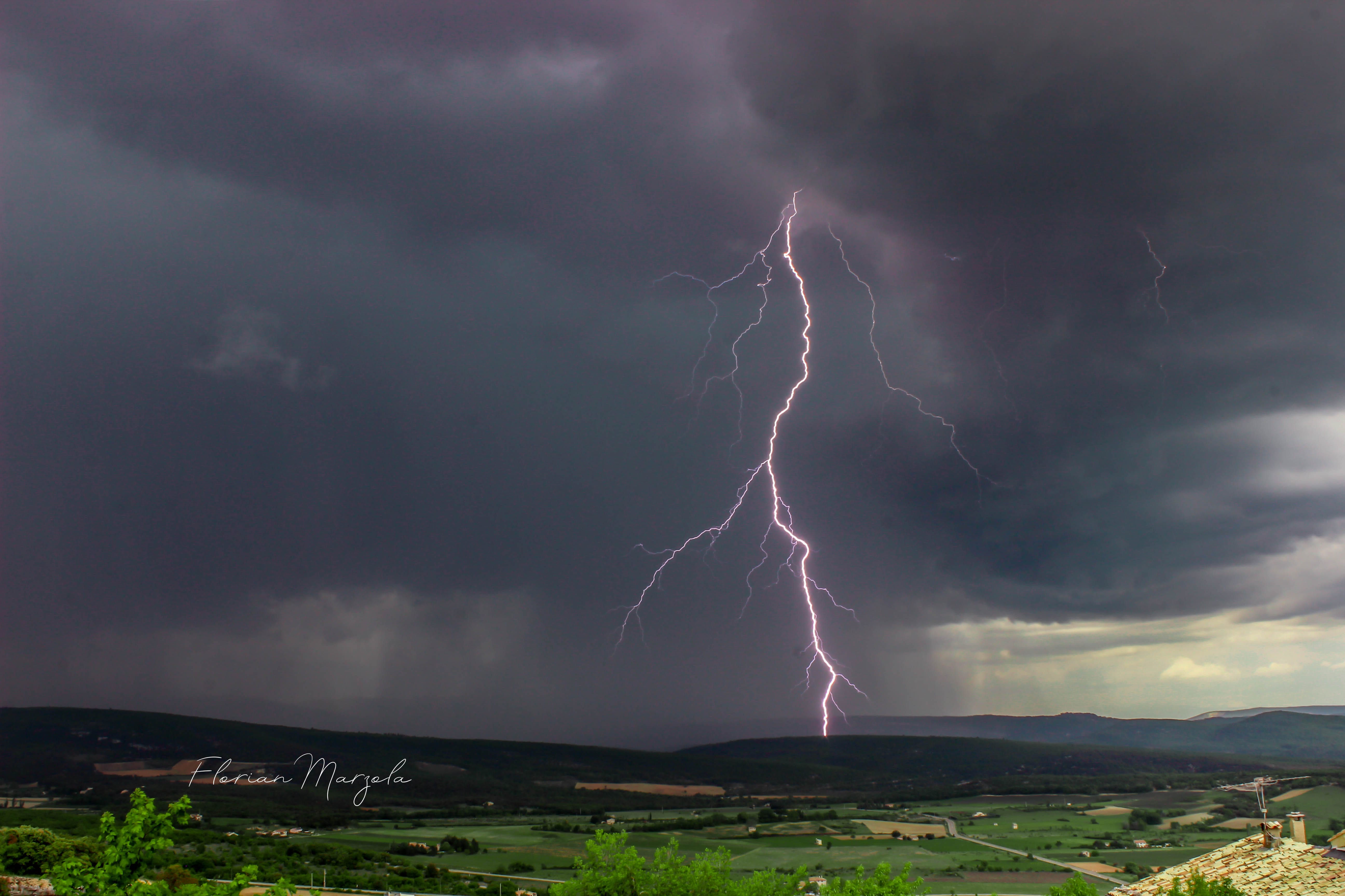 Arrivée sur la première cellule de la région à Simiane la Rotonde (04).  Voici un des rares impacts observables durant cette journée, malgré une forte présence électrique, l'ensemble des impacts était noyé. - 06/05/2018 15:12 - Florian MARZOLA