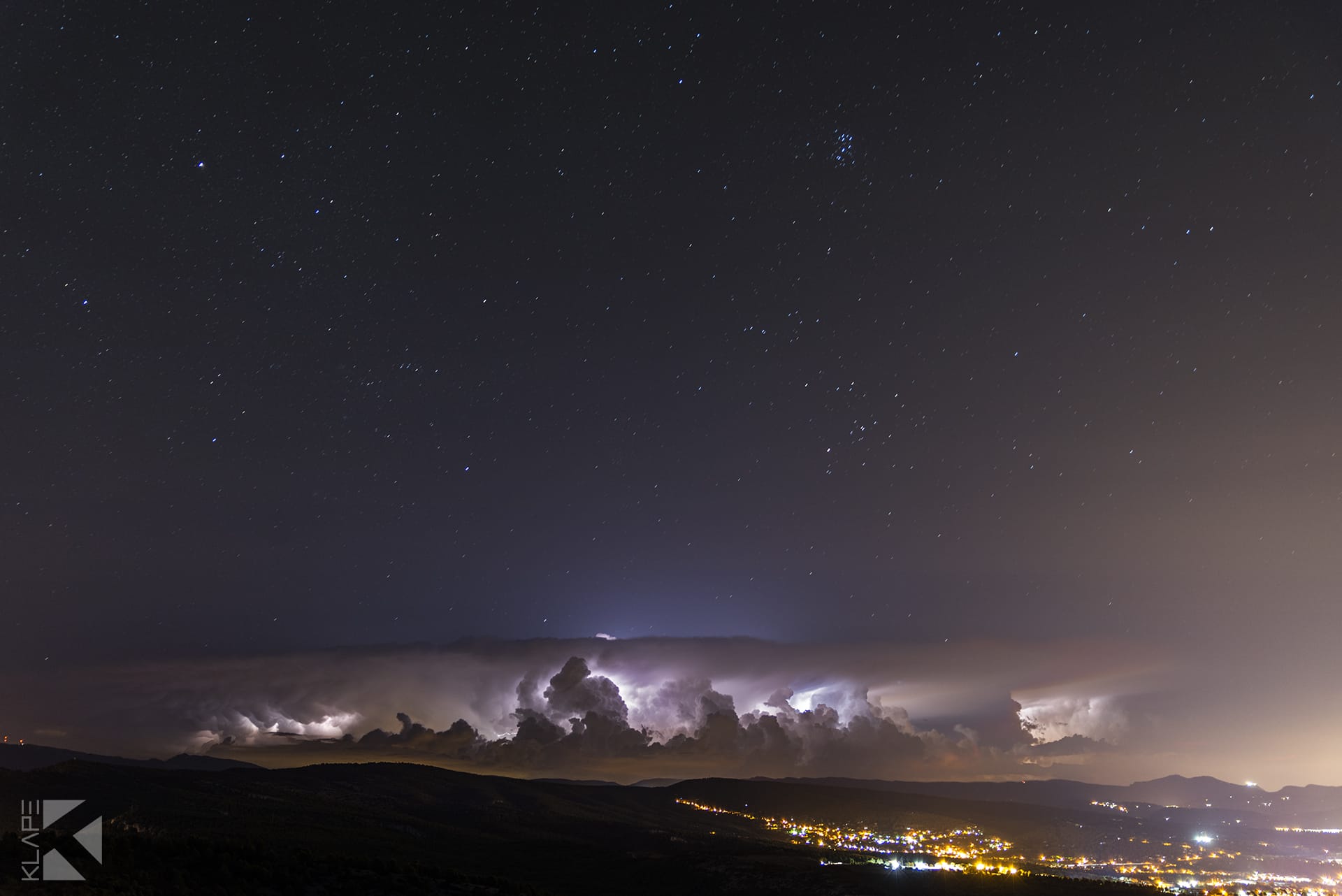 Orage d'hier soir sur Fréjus, photographié depuis les alentours du Cap Canaille, à environ 100km de distance. Des flashs presque toutes les secondes durant 3h !  - 06/09/2019 02:00 - Antoine Mangiavacca