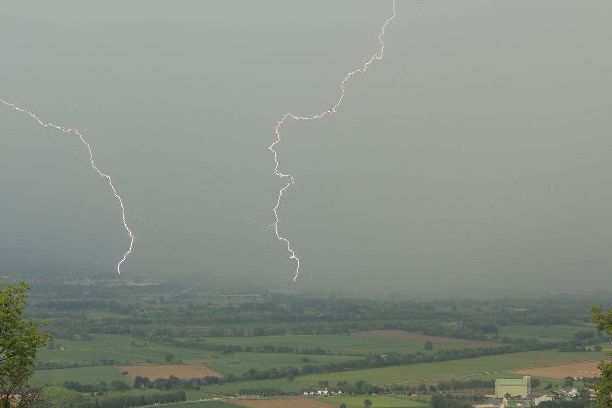 Orages cet après-midi sur Pertuis intercepté depuis le Puy-Sainte-Réparade. Fortes pluies, foudre et gros coups de tonnerre. - 07/05/2018 16:00 - Jérémy VAGNE