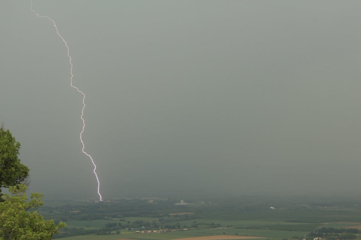 Orages cet après-midi sur Pertuis (84) intercepté depuis le Puy-Sainte-Réparade. Fortes pluies, foudre et gros coups de tonnerre. - 07/05/2018 16:00 - Jérémy VAGNE
