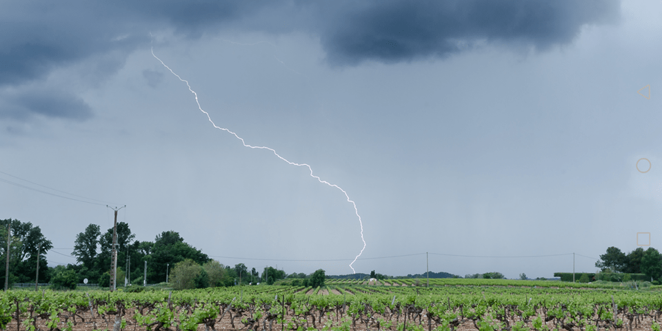 Impact de foudre dans l'est du 13 le lundi 07 mai photographié depuis Pourrieres. - 07/05/2018 16:00 - Olivier FOUCAUD