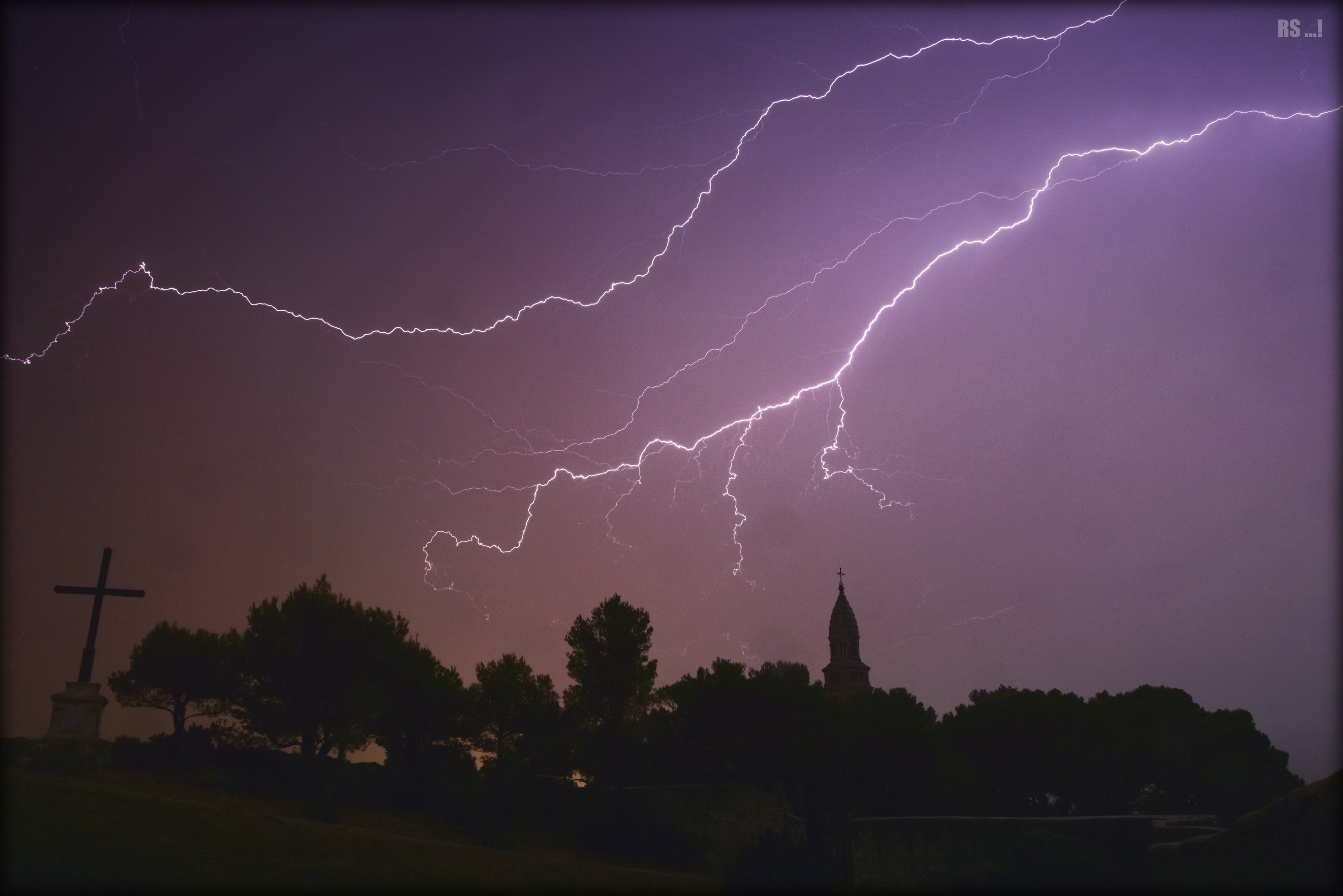 Photo prise à Orgon (13) devant la chapelle de Notre Dame de Beauregard. - 07/10/2018 03:00 - Stéphane Remy