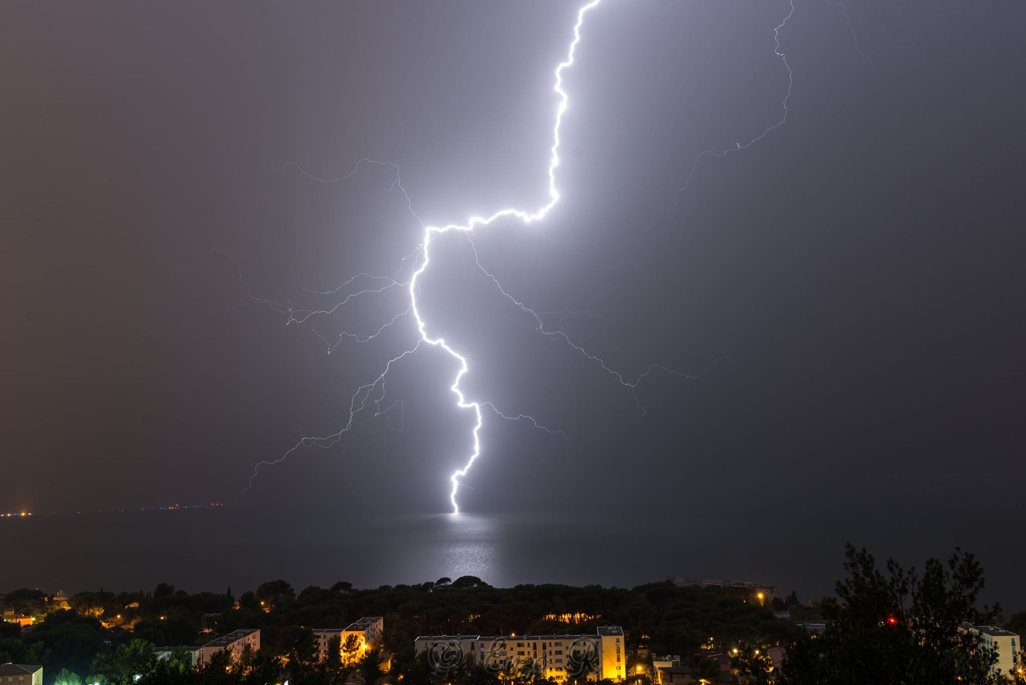 Impact proche tombé sur l'étang de Berre, vu de Marignane (13) - 07/10/2018 04:30 - Enzo Retteler