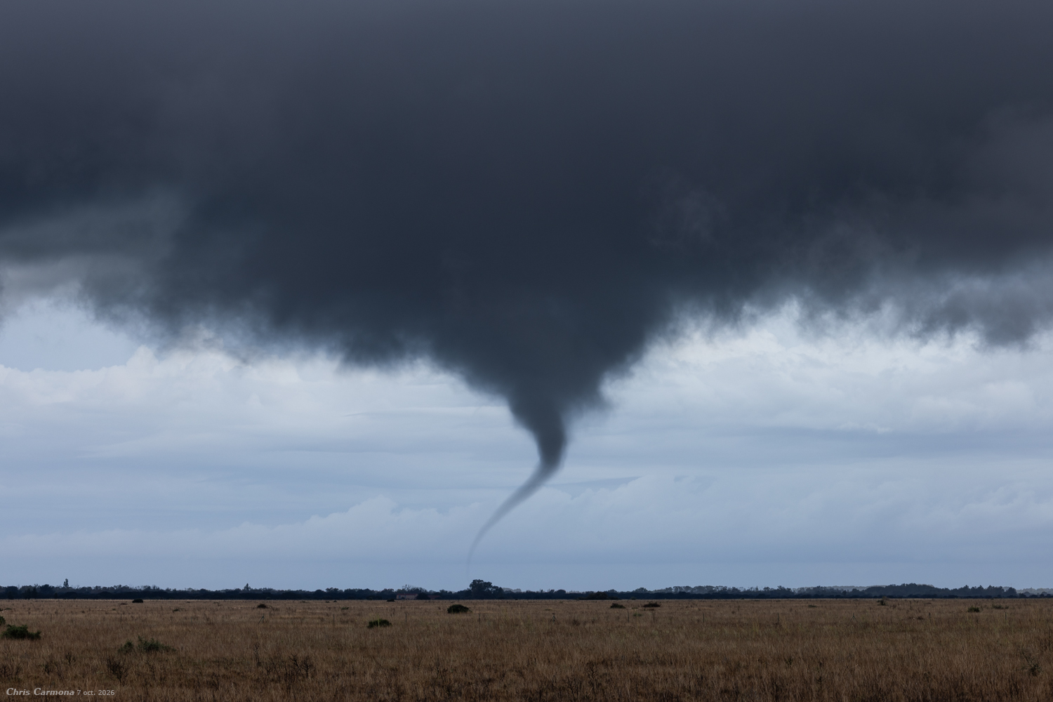 Probable tornade dans la plaine de la Crau (Bouches-du-Rhône) durant quelques secondes, sur la commune d'Arles non loin de la N568. Le tuba sera resté environ 1min avant de disparaitre mais la rotation perdurera plusieurs minutes par la suite. Beauté éphémère ! - 07/10/2026 18:57 - Christian Carmona