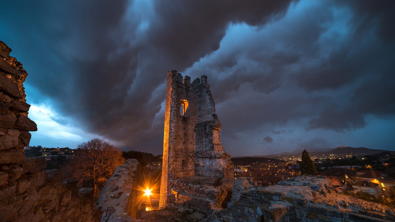 Dans la soirée du 8 janvier 2018 , le mauvais temps s'invite dans le sud-est du pays, notamment ici à Ollioules (83) depuis les vestiges d'un château féodal qui tiennent encore debout !
L'arcus n'en fera rien mise a part rajouter une note apocalyptique dans cette scène ! - 08/01/2018 17:00 - janis Brossard