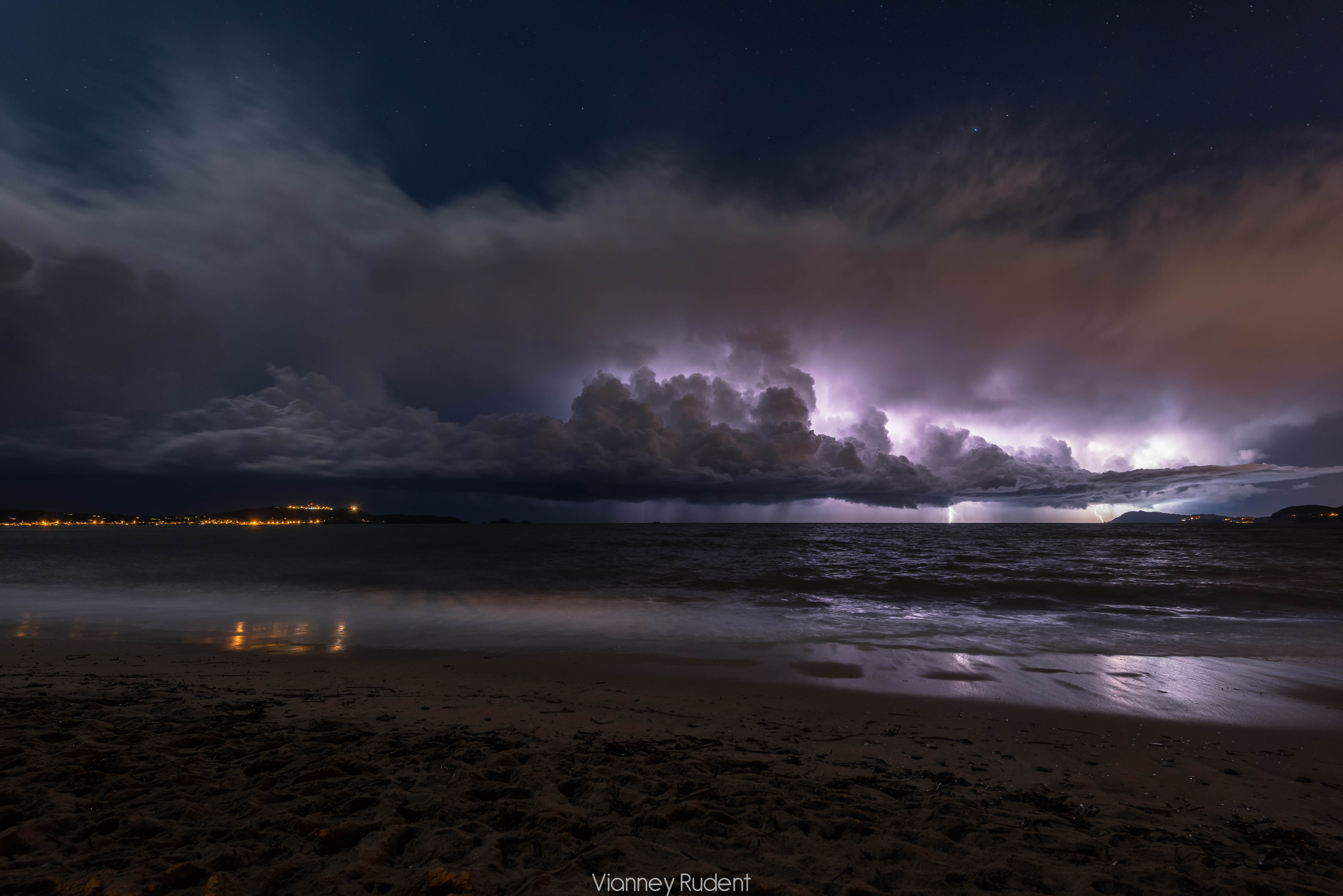 Orage au large des cotes Varoises pris depuis la plage de l'Almanarre à Hyères (83). - 08/11/2019 21:15 - Vianney Rudent