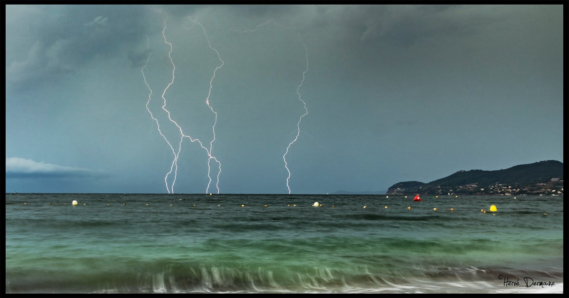 Quintuple impact au large de Toulon observé de la plage de l'Almanarre, à Hyères - 09/08/2018 15:00 - Hervé Dermoune Photographie