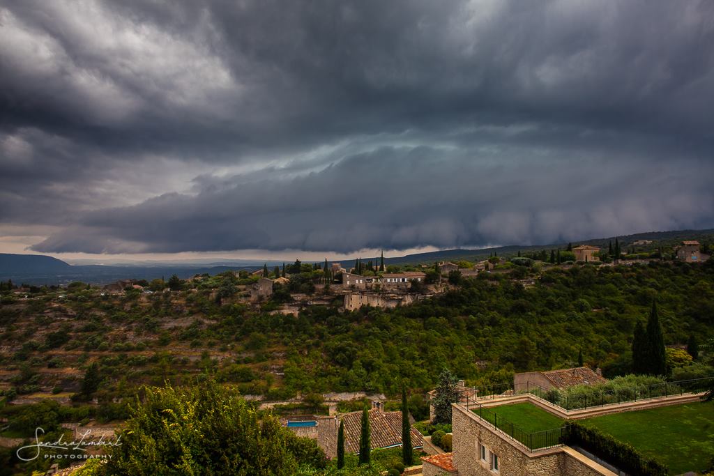 Arcus arrivant sur Gordes dans le Vaucluse - 09/08/2018 14:00 - Sandra Lambert, Photographe