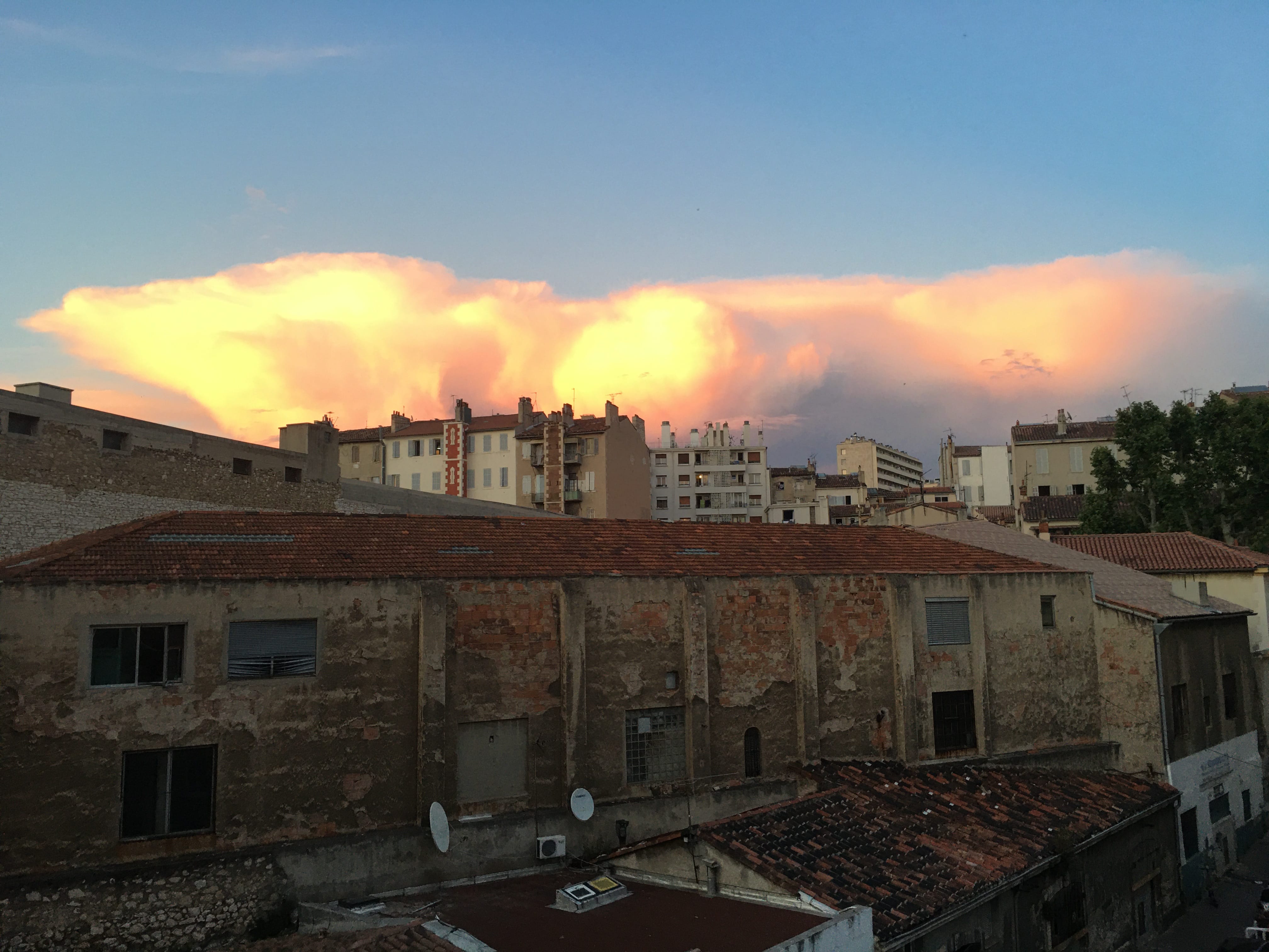 Énorme enclume avec les couleurs du coucher de soleil 
Enclume d’un orage sur le Centre Var vue depuis Marseille - 09/06/2021 21:22 - Robin Brunache