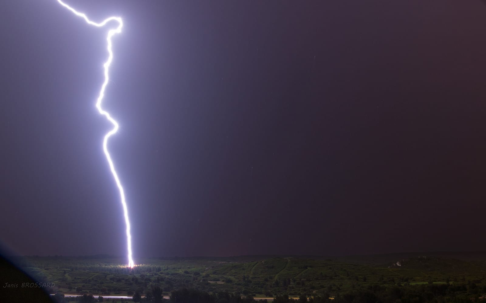 Placé au sud de Lançon en Provence, j'intercepte un orage qui finira en nocturne sur le département des Bouches du Rhône  !
 La cellule aura lâché pas mal d'impacts , et un ultime avant de crever sur l’étang de Berre, l’ambiance était vraiment titanesque, a l’apparition de la foudre ( un positif, bifide à sa base ! et je suspecte en zoomant l'image un traceur collé à la partie gauche de la base) le claquement était instantané, mes tympans étaient sous le choc, le corps tout entier n'est pas en reste car je subirai des picotements assez particuliers liés aux éclairs assez proches, ici j'estime qu'il a tapé à 500 m de ma position. - 09/05/2018 21:00 - Janis Brossard