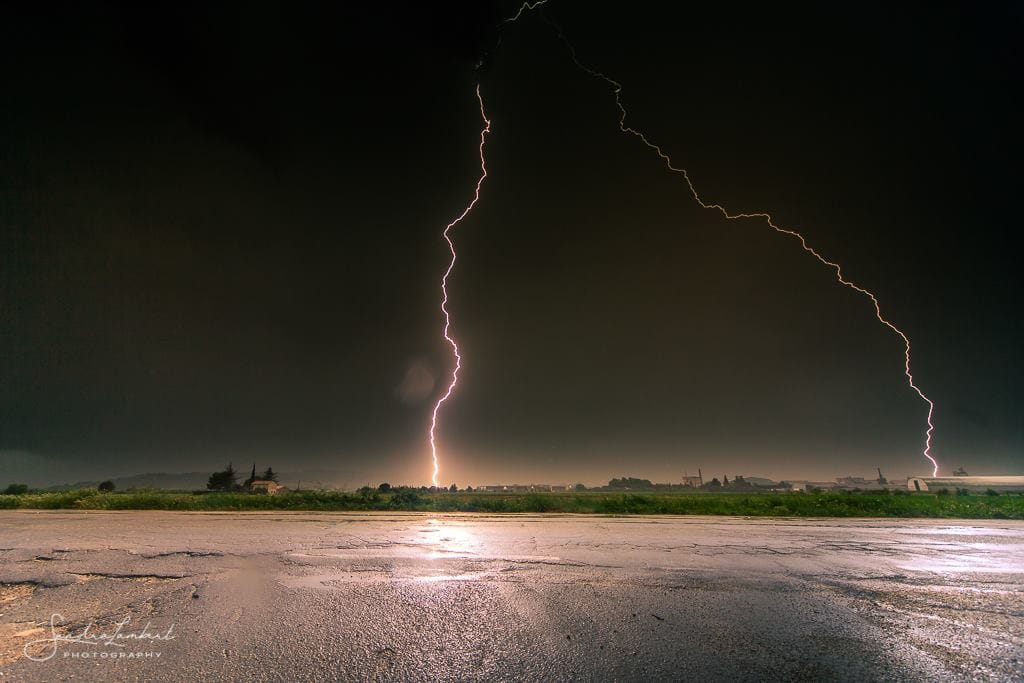 Un premier cliché de ce soir... Ca claquait bien dans le Luberon, et quel déluge ! - 09/05/2018 21:00 - Sandra Lambert, Photographe