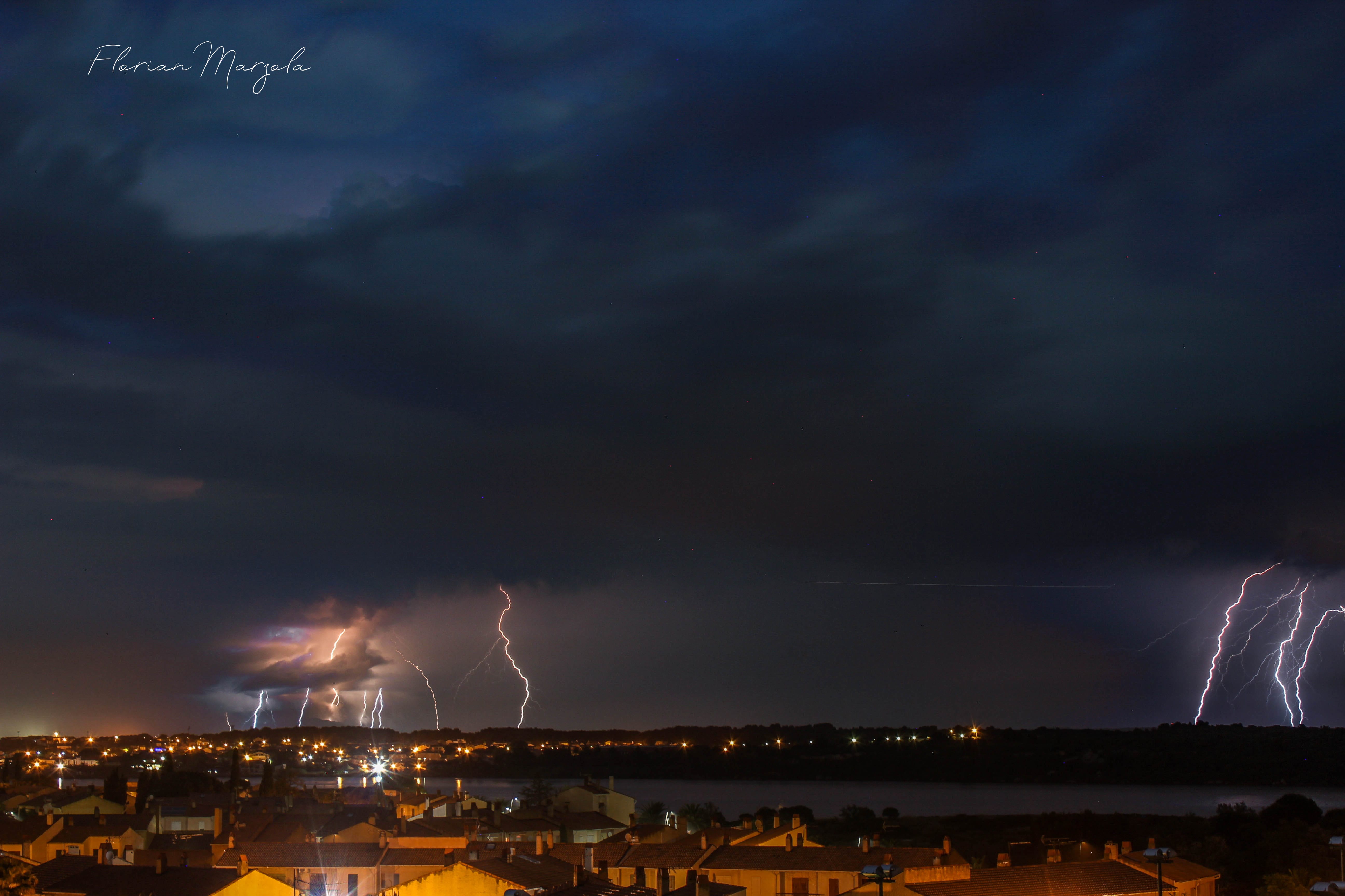 Un puissant orage a éclaté ce soir là sur le nord des Bouches du Rhône. Il n'aura pas parvenu à atteindre les côtes, mais l'ambiance était très électrique de loin ! - 09/05/2018 21:41 - Florian MARZOLA