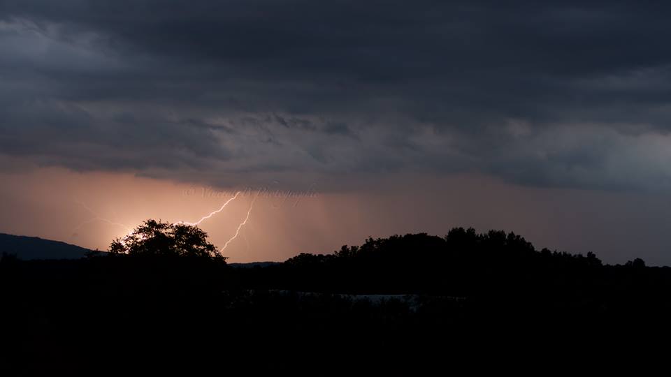 Ambiance électrique hier sur les contreforts des Monts de Vaucluse. Depuis Mazan - 09/05/2018 21:00 - Vince Brx