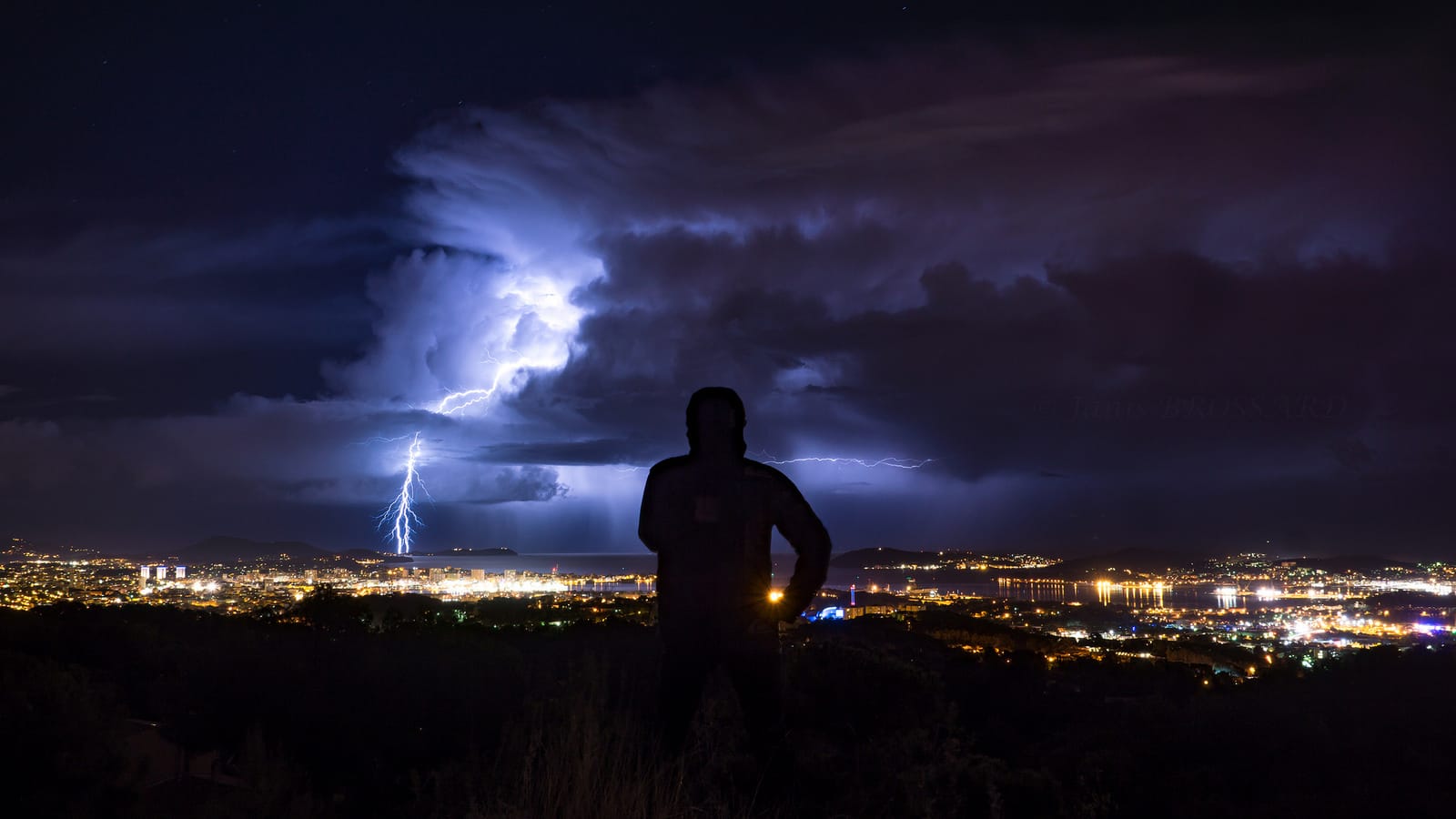 Les retours d'Est dans la région sont réputés pour être particulièrement esthétiques, on ne fait pas exception à la règle ici depuis les hauteurs où l'on observe clairement Toulon puis moi complètement abasourdi devant un tel spectacle !! - 09/11/2017 20:34 - Janis brossard