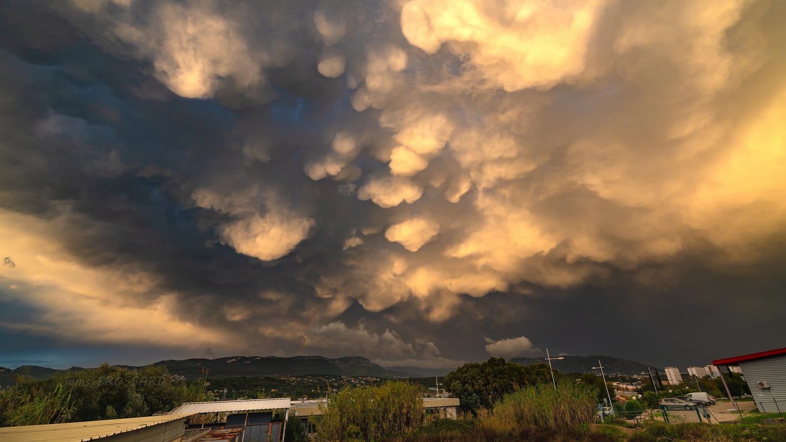 9 novembre 2018, depuis mon boulot ( Six-fours les plages), un panorama rare avec des nuages que l'on nomme "mammatus" du fait de leurs formes qui composent avec un coucher de soleil clôturent parfaitement la fin de semaine de dur labeur , incroyable tout simplement ... : D - 09/11/2018 17:00 - janis brossard