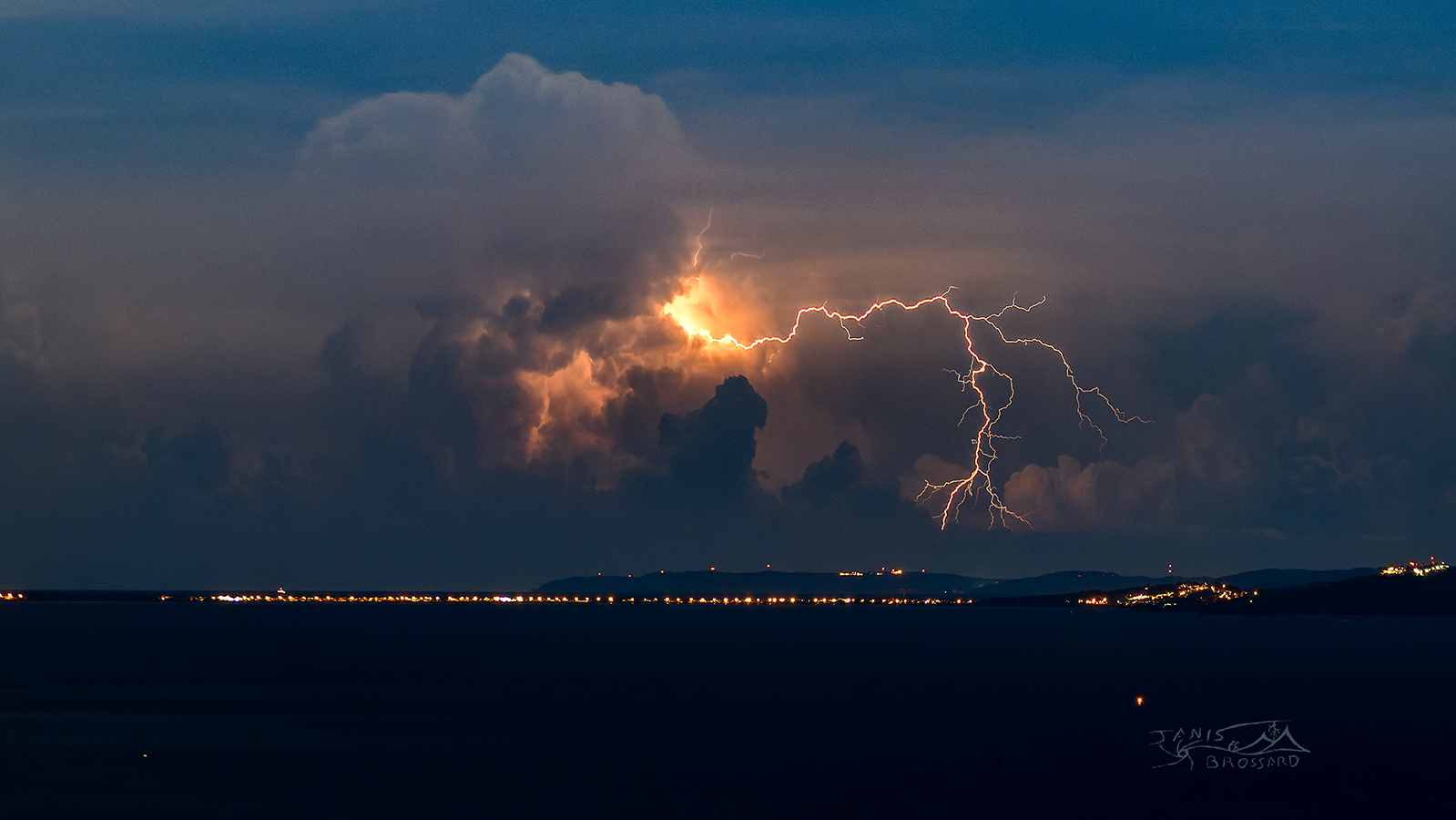 9 Novembre 2022 ,

La saison des extra-nuageux   poursuit sa route au large de la cote d'Azur en direction de l'Ile de Beauté , étrangement ce dernier par son étirement, m'a fait remonter les délicieux souvenirs de la 
 nuit du 27 au 28 aout 2022 depuis les hauteurs de Monaco ^^ 
J'estime une distante de 130 km me séparant de l'impact a mon point de vue se situant sur les pentes du Massif du Mai ( Sud Toulon ) en premier plan on observe la presqu'île de Giens - 09/11/2022 22:40 - Janis BROSSARD