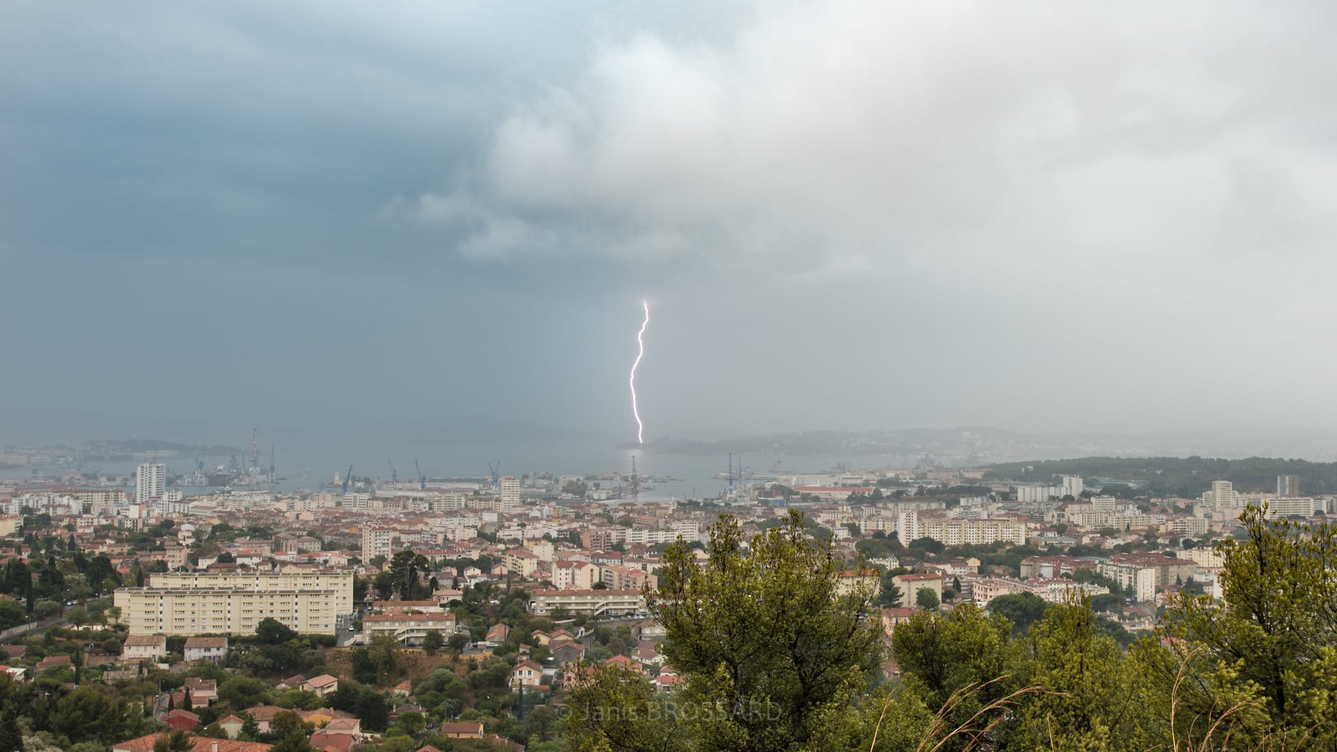 Après quelques mois, si j'ose dire, sans eaux à Toulon , ( Var , Fr) c'est aujourd’hui qu'on redémarrera la saison avec enfin un impact en boite dans ce secteur , celui ci tombera pas très loin des Sablettes , puis pour la nature ça permettra de respirer un peu sur le plan des incendies .. ! - 09/09/2017 14:30 - Janis BROSSARD