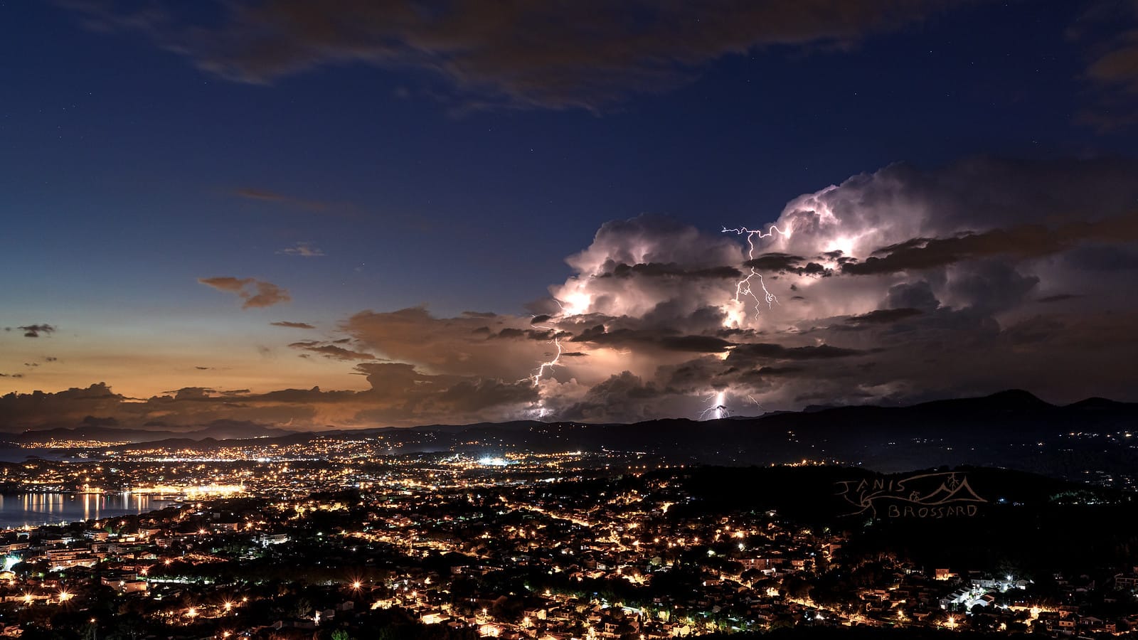 9 septembre 2020 , 

  Superposition de deux photos qui ont été prises dans un intervalle de 2 mins montrant ainsi la fréquence de foudroiement sur l'instant depuis les hauteurs du Fort de Six-Fours . 

  Cet orage aura sévi au Sud Est d'Aix en Provence au moment de la photo . 

 Cet  épisode est issu  d'une situation par goutte froide qui s'est isolée en méditerranée et cela reste  très difficile à appréhender quand il s'agit de prévision... par compensation, elle réserve  fréquemment des surprises qui peuvent être de taille  .. - 09/09/2020 20:55 - Janis BROSSARD