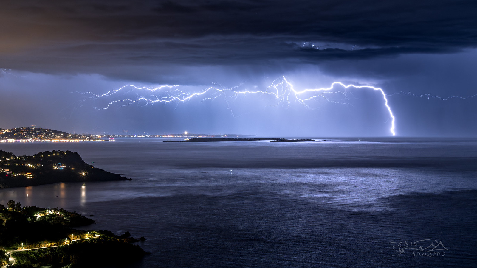 Enfin un retour d'Est pour la côte d'Azur, même si ce dernier a finalement été en deçà de ce que les modèles prévoyaient aussi bien sur l'aspect électrique qu'esthétique, au milieu de longues périodes de calme ou bien entrecoupées d'activités électriques essentiellement intranuageuse , pas plus de 2 impacts tomberont à proximité d'Antibes, de quoi largement compenser la frustration grandissante au cours de cette nuit. - 10/04/2024 03:38 - Janis brossard