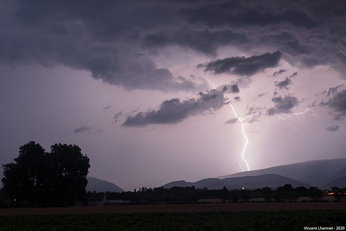 Impacts de foudre sur les premiers reliefs des Baronnies, vus depuis l'enclave des Papes - 10/07/2020 22:02 - Vincent Lhermet