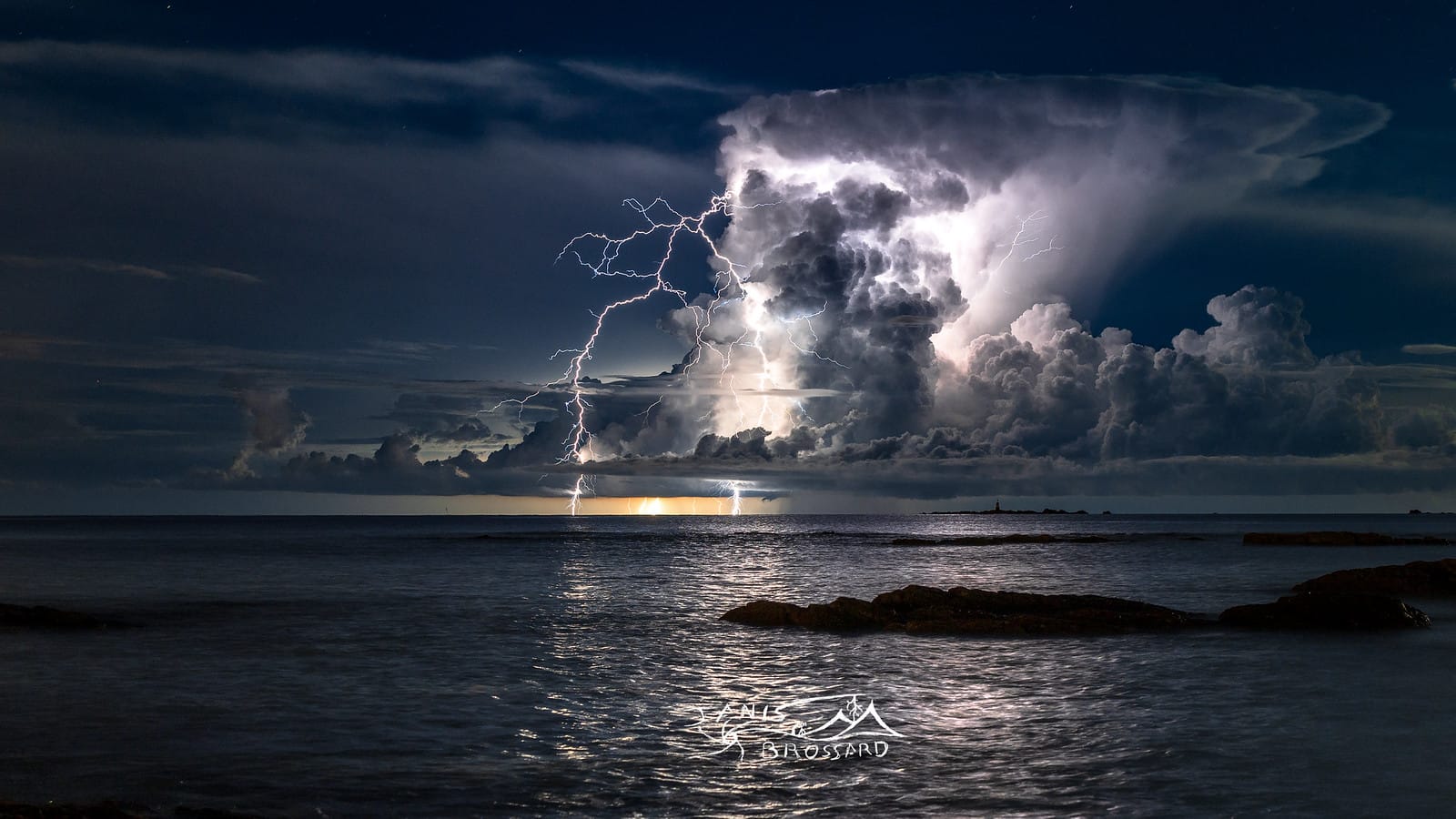 10 juin 2020, 
  J’étais très loin d'imaginer que cette nuit allait prendre cette tournure électrique dantesque ... 
    Posté depuis Sainte Maxime dans le Var, j'assisterai à la naissance d'une cellule orageuse isolée vers 1 h du matin, qui dit isolé dit cellule productive de belles surprises visuelles . - 10/06/2020 01:00 - Janis BROSSARD