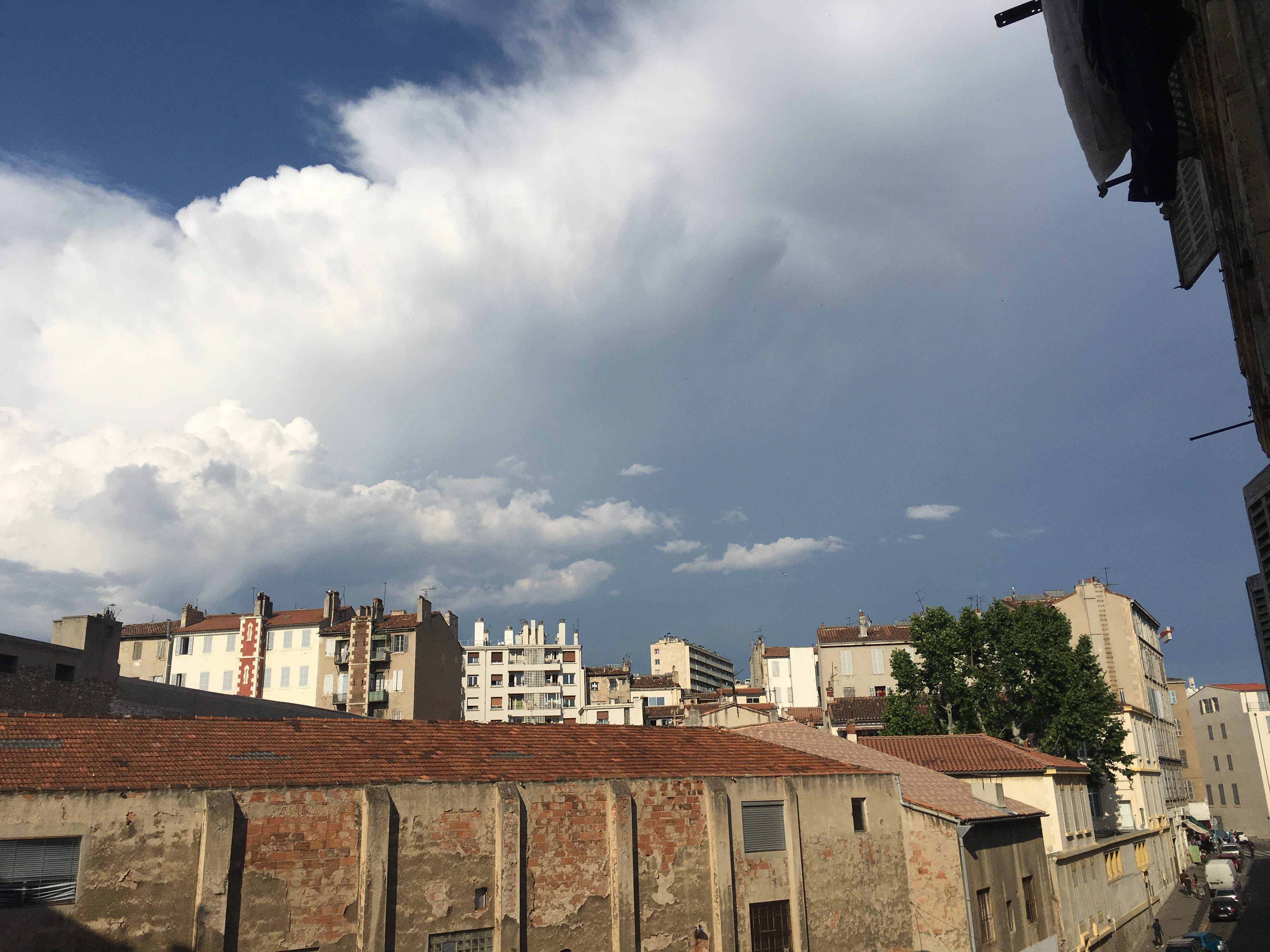 Magnifique supercellule à l’est du département vue depuis Marseille
Orage sur le Vaucluse et l’est du département/centre Var - 10/06/2021 18:10 - Robin Brunache