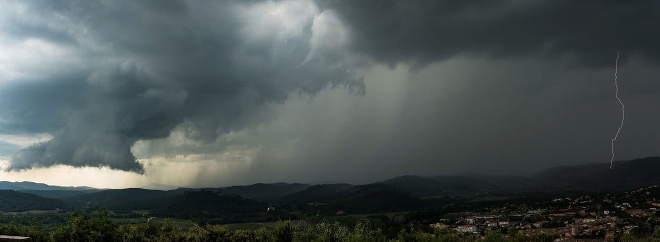 Nuage mur rotatif et foudre, potentielle supercellule qui aura concerné Vidauban et le cannet des maures en ce 10 Mai 2018 - 10/05/2018 18:00 - Enzo Retteler