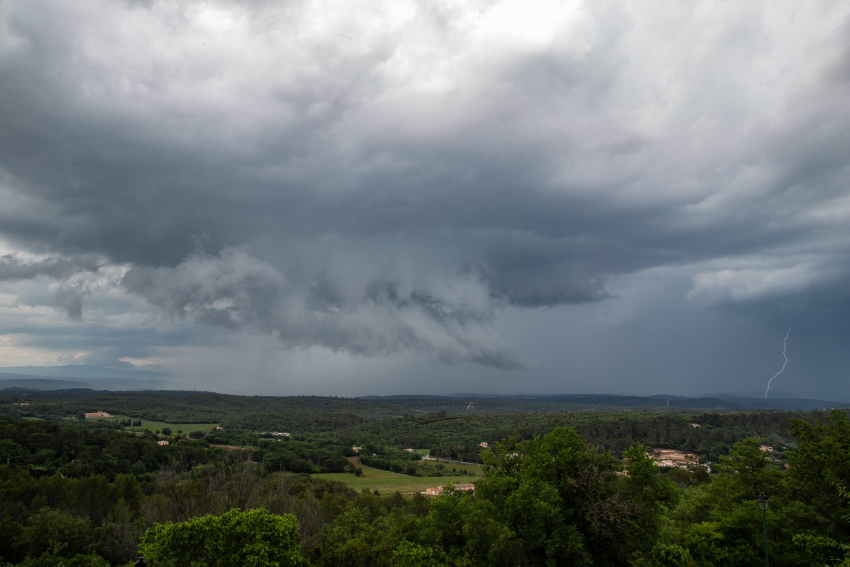 Nuage mur et foudre le 10 Mai 2018, depuis le Cannet des Maures - 10/05/2018 17:00 - Pascal Langianni