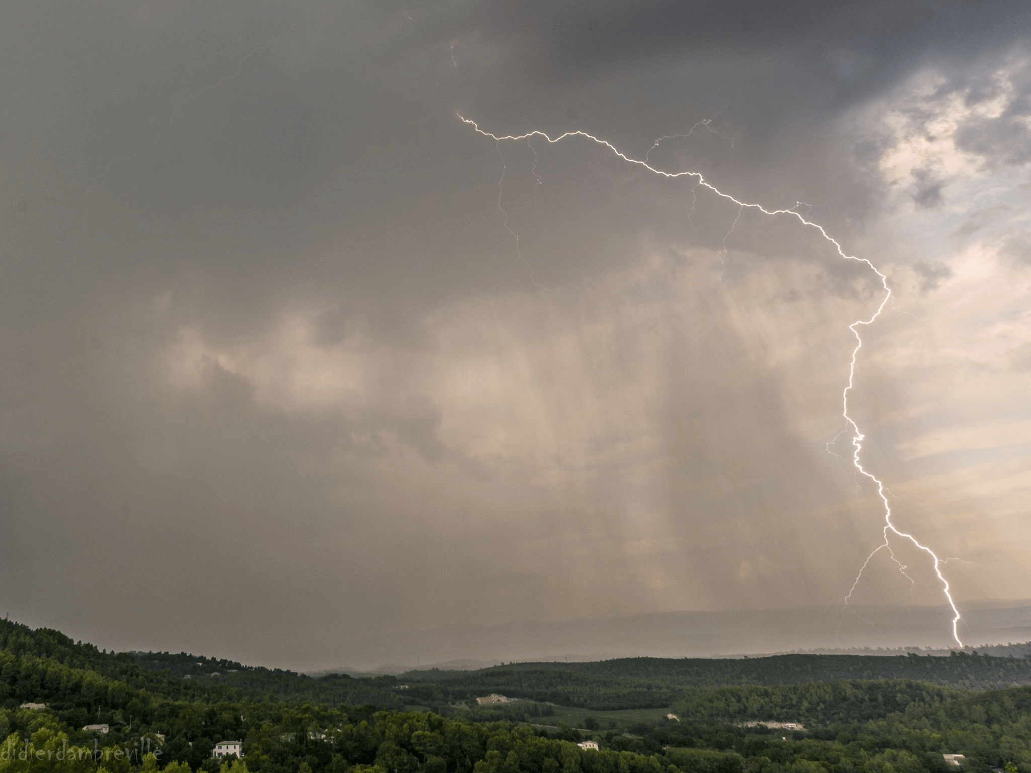 Orage dans le Var près du Cannet des Maures - 10/09/2016 19:00 - Didier DAMBREVILLE