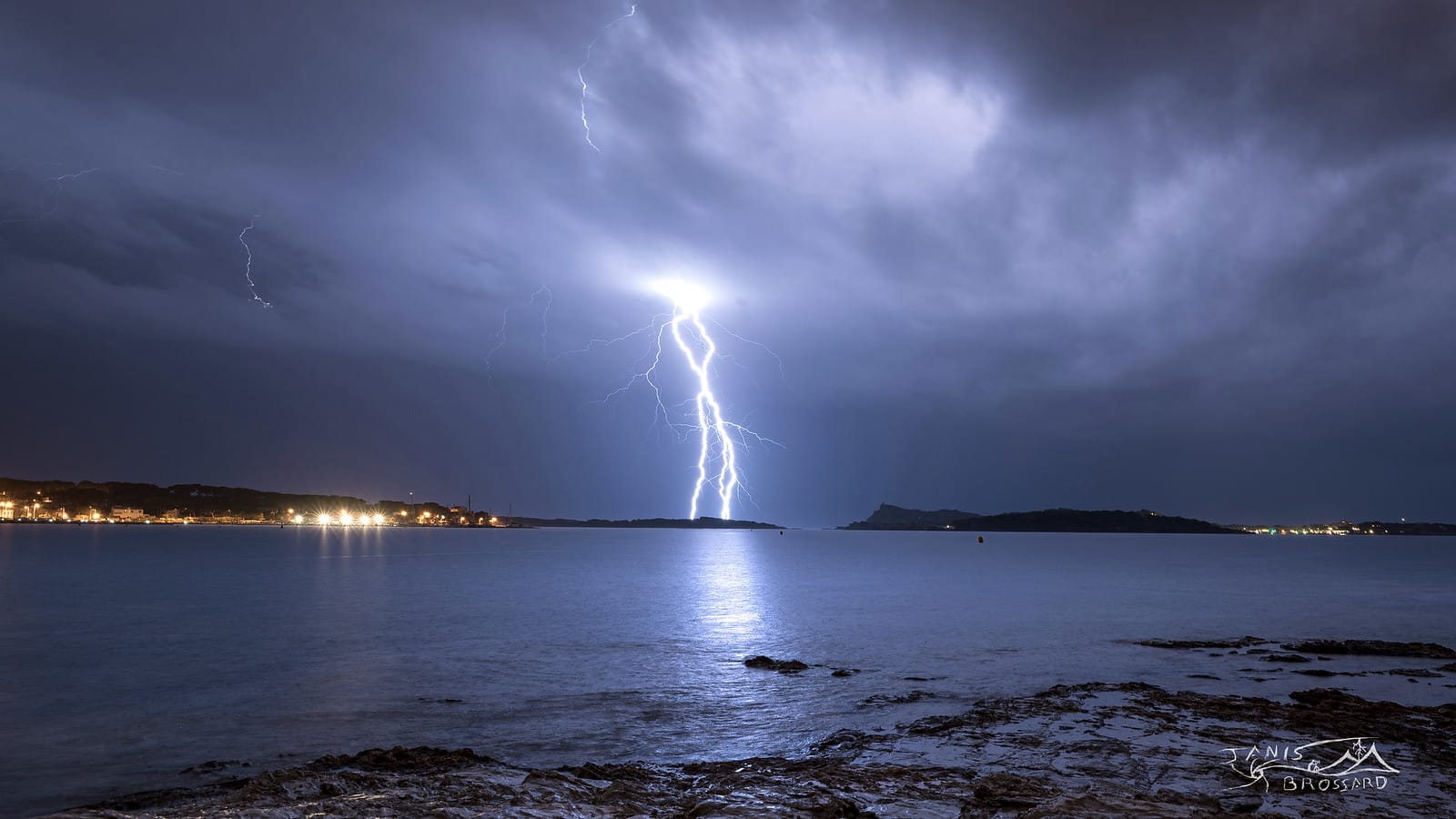 10 septembre 2019 , 5h30 du matin au plus près de l'eau j'ai pu observer en une fraction de seconde des éclairs derrière la presqu'île du Gaou(83) , par ailleurs ce sont les plus proches du secteur sur une longue nuit de traque ..
le reste sera très souvent noyé dans le rideau de pluie qui rappelons le est bénéfique en ces temps de sécheresse ! - 10/09/2019 05:30 - Janis Brossard