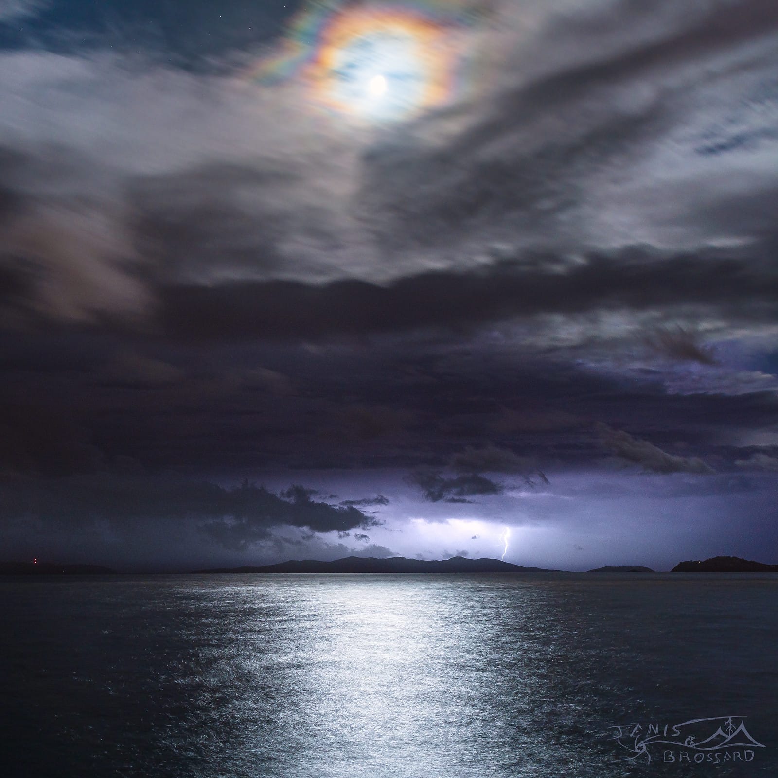 11 mai 2020 ,

Quand l'orage au loin signe la fin du confinement ( 3h40 du mat) .. depuis le port du Lavandou (83) =) - 11/05/2020 03:40 - Janis BROSSARD